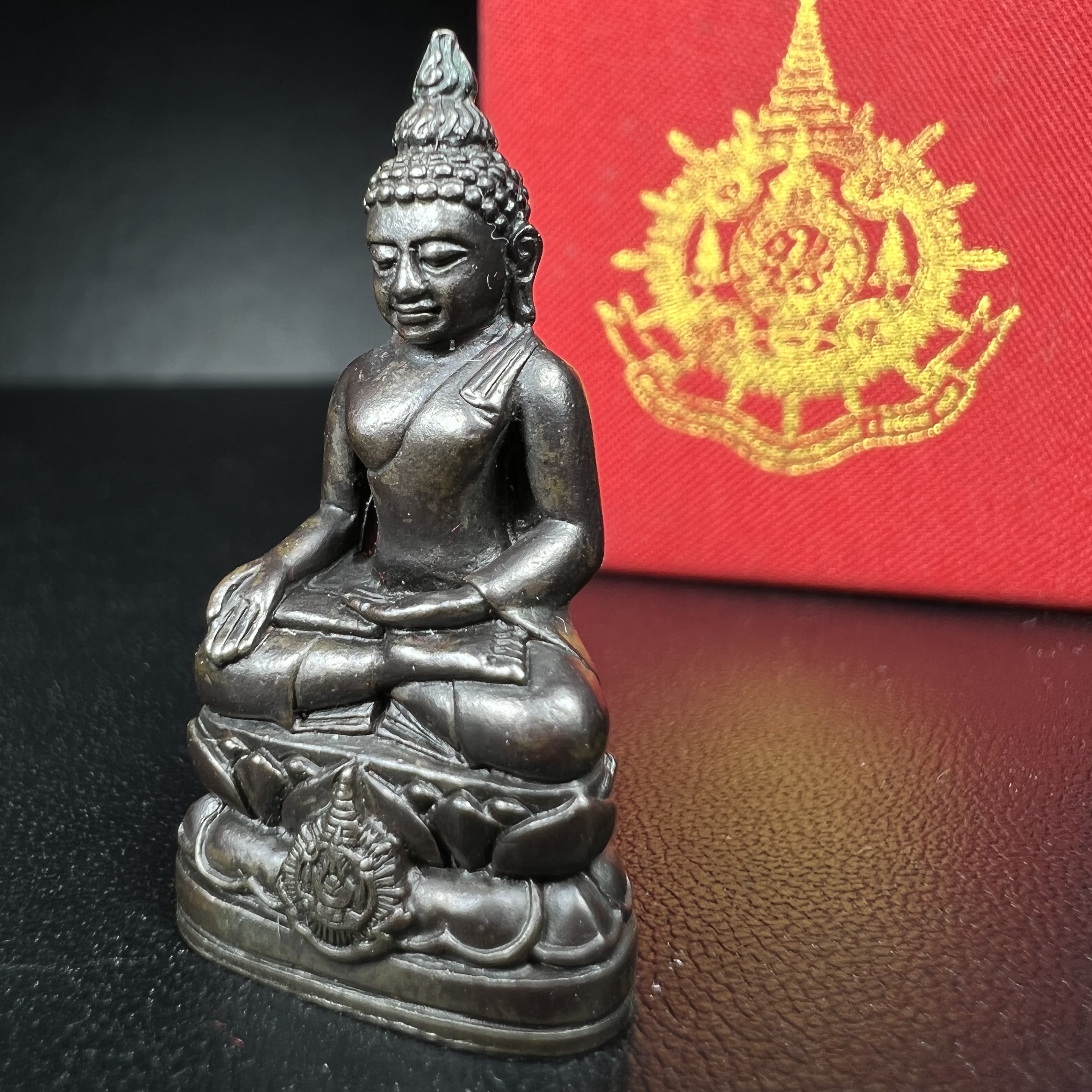 พระกริ่งไพรีพินาศ เฉลิมพระเกียรติ พระบาทสมเด็จพระเจ้าอยู่หัวรัชกาลที่9 พระชนมพรรษา 6 รอบ ปี2542 เนื้อนวโลหะผสมทองคำ(บรรจุเหล็กไหล)ดีนอก-ดีใน