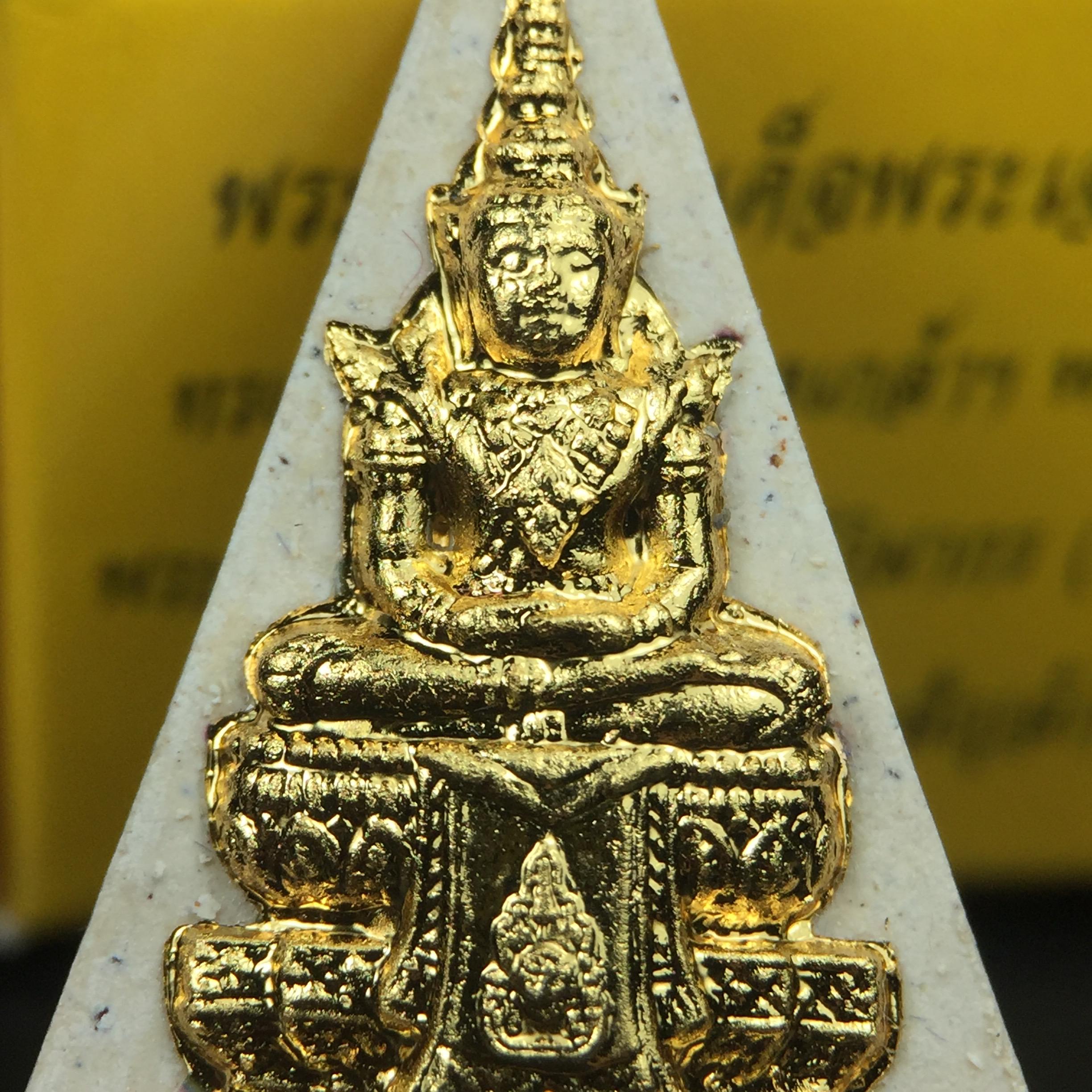 พระแก้วมรกต(จำลอง)ทรงเครื่องฤดูร้อน พระผงบูชา ด้านหน้าปิดทอง ด้านหลังตราสัญลักษณ์ฉลองสิริราชสมบัติครบ 60ปี เนื้อเงินขึ้นสีรุ้งธรรมชาติสร้างสรรค์งดงาม(รุ่นนี้ได้พระราชทานเส้นพระเจ้า(เส้นผม)รัชกาลที่9ในการจัดสร้าง)