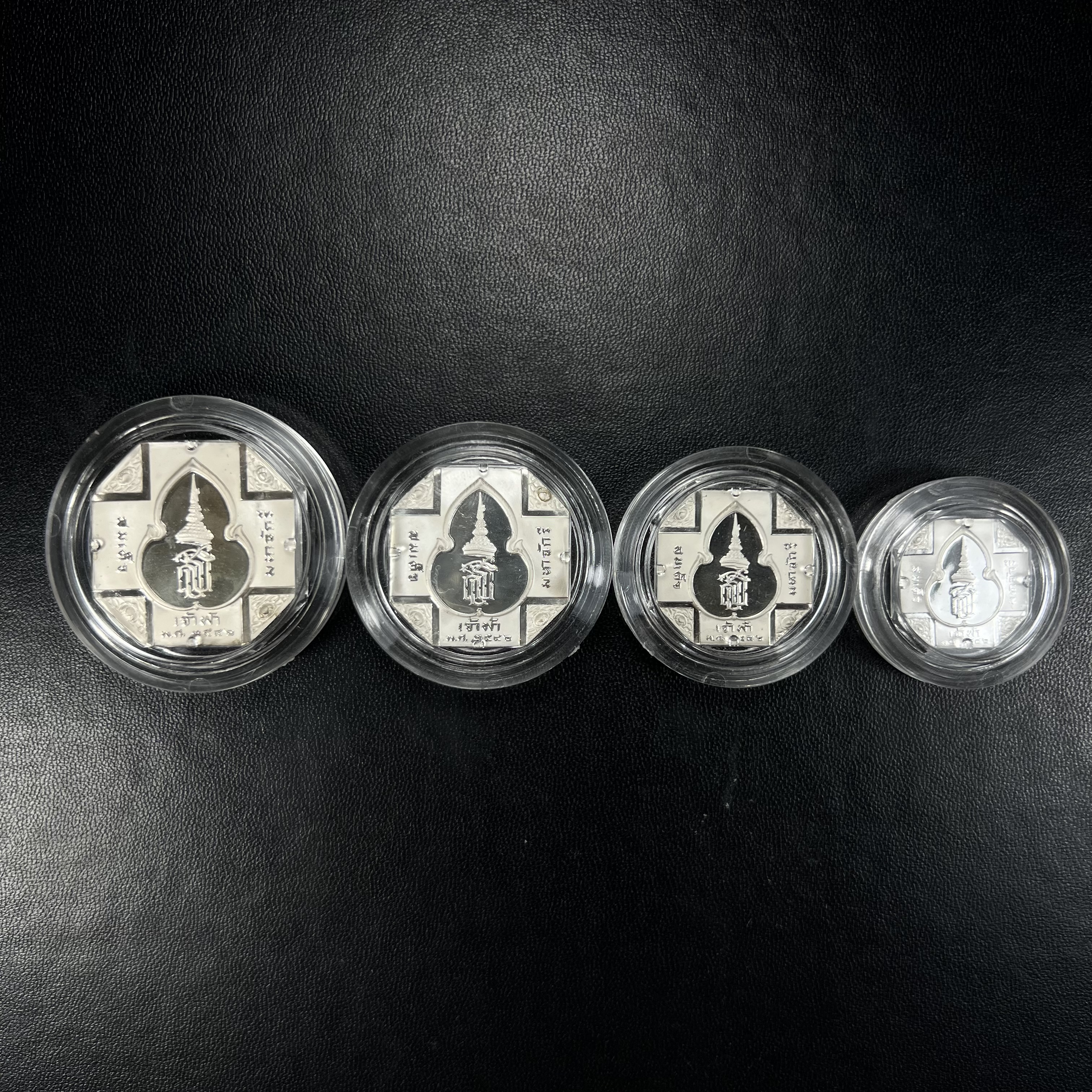 เหรียญหลวงพ่อทวด รุ่นสมเด็จเจ้าฟ้ามหาจักรี 48พรรษา โดยสภากาชาดไทย ปี2546 ชุดเหรียญเนื้อเงิน4ขนาด(ครบชุดพร้อมตลับบรรจุเดิม)พุทธาภิเษก ณ วัดช้างให้ จังหวัดปัตตานี