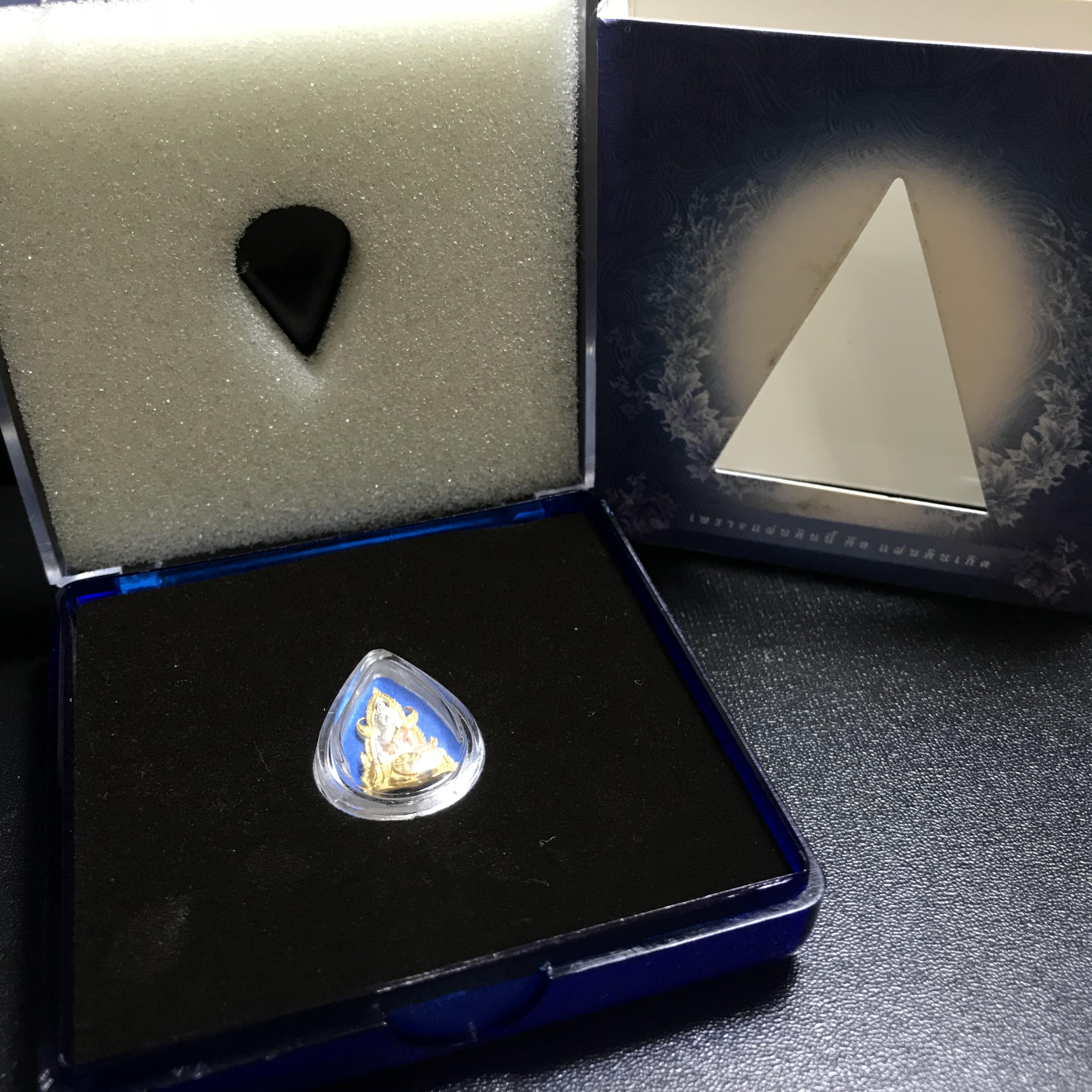 พระพุทธชินราช ภปร. โครงการ เพราะแผ่นดินนี้คือแผ่นดินเกิด เนื้อเงินชุบสามกษัตริย์ ปี2551 ขนาดหน้าตัก1/4นิ้ว (สวยงามหายาก)