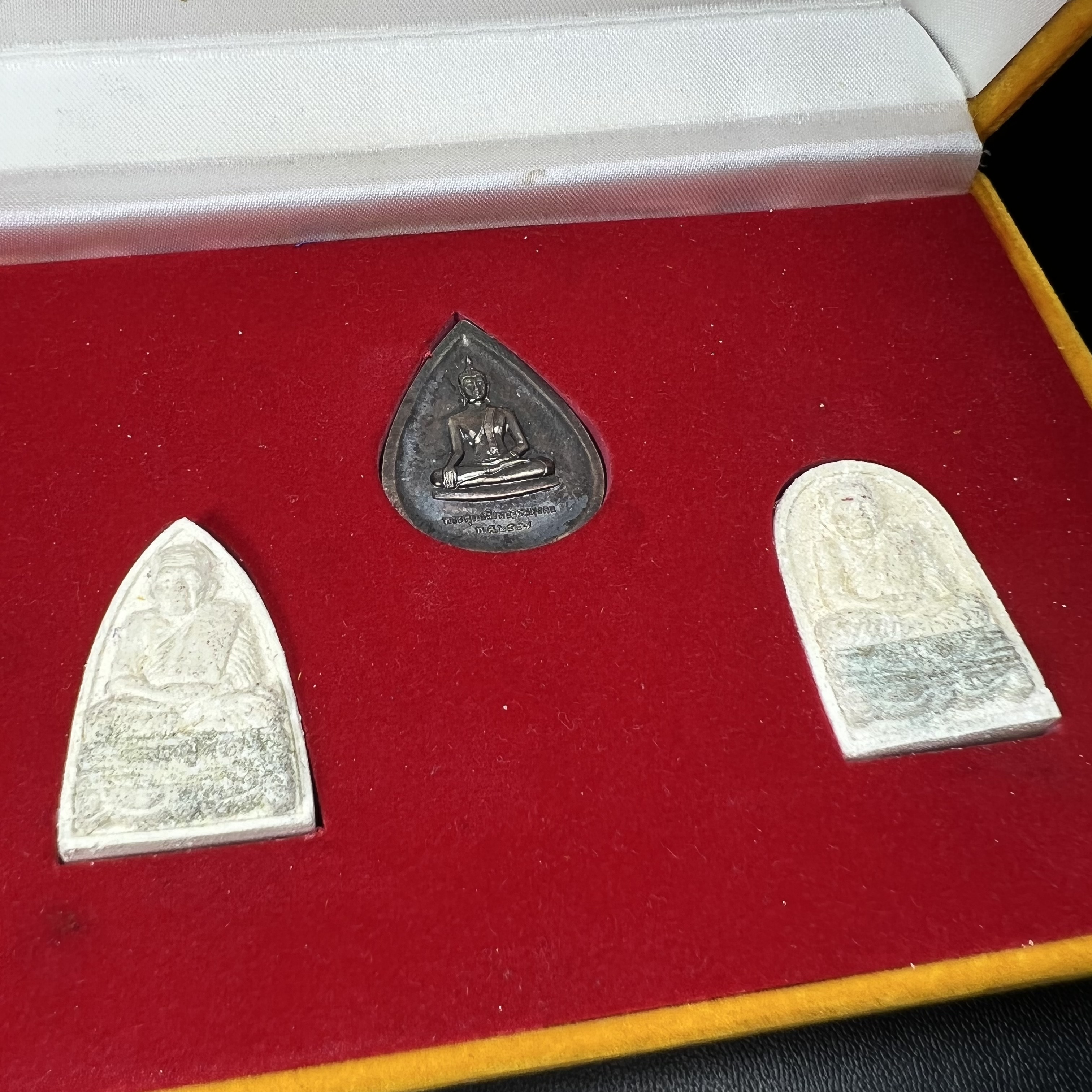 พระหลวงปู่ทวด ภปร.ปี2547 (เนื้อพิเศษกรรมการ)ทรงกลีบบัวและทรงกลีบขนุน เนื้อผงสมเด็จฯ(โรยผงตะไบ ชนวนเก่า) พร้อมเหรียญพระพุทธสิหธรรมมงคล ภปร. ทรงหยดน้ำ เนื้อเงินแท้ กล่องบรรจุเดิมครบ(1ชุด 3 องค์)(หายาก)