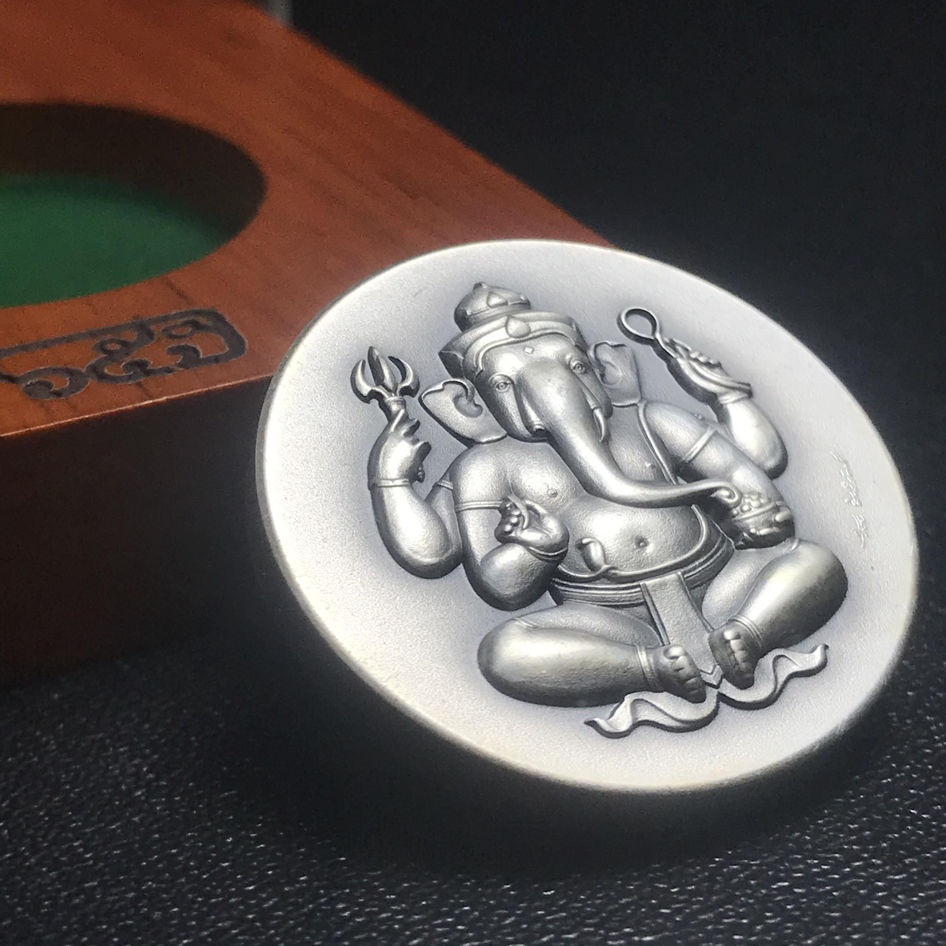 เหรียญพระพิฆเนศวร 65 ปี คณะจิตรกรรม มหาวิทยาลัยศิลปากร ปี2551 เนื้อเงินรมดำ ขนาด 28 มม. (ผลิตแบบ HandMade จากประเทศเยอรมนี)1 ใน 1000 เหรียญ