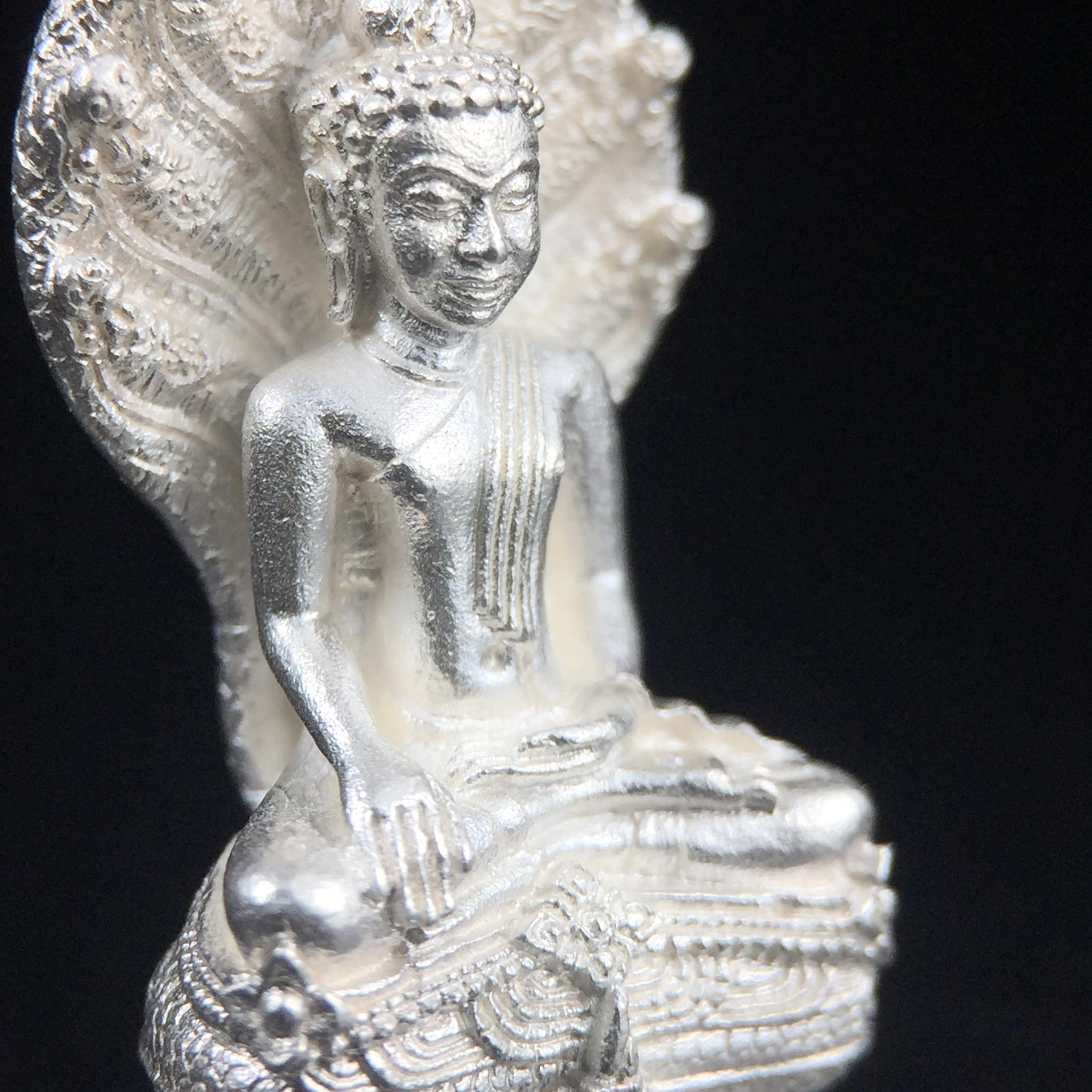 พระพุทธรูปนาคปรกปางมารวิชัย สธ. เนื่องวโรกาสสมเด็จพระเทพรัตนราชสุดาฯ ทรงเจริญพระชนมายุครบ 3 รอบ ปี2534 พิธีพุทธาภิเษก ณ วัดบวรนิเวศวิหาร โดยมีสมเด็จพระญาณสังวร สมเด็จพระสังฆราชเป็นองค์ประธาน(พิธีใหญ่ มวลสารดี พุทธศิลป์งดงาม)พระกริ่งเนื้อเงินพบเจอน้อยหายาก