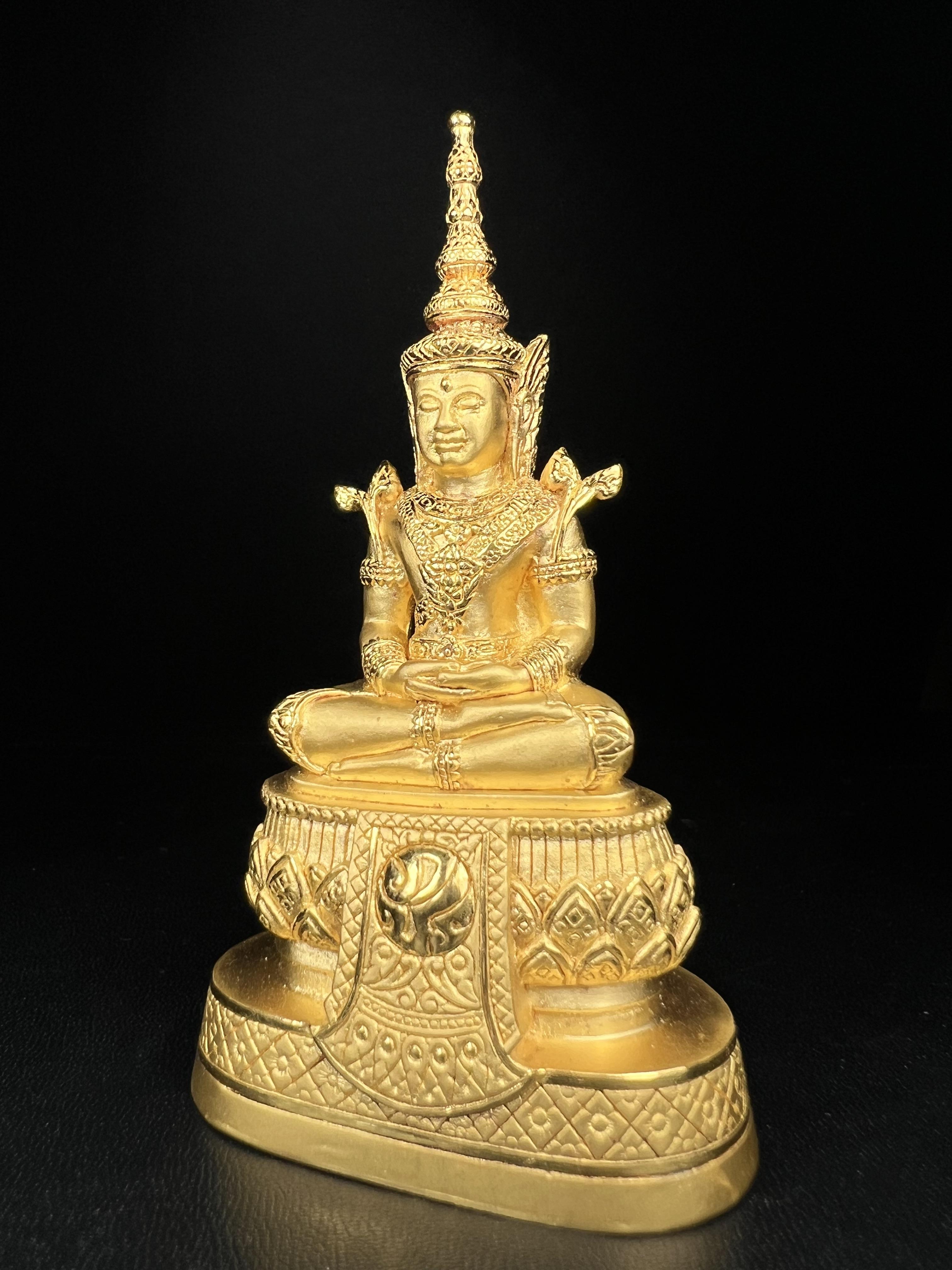 พระแก้วมรกต ภปร.(รุ่นแรก)ปี2545 รุ่นฉลองกรุงรัตนโกสินทร์ครบ 220 ปี หล่อลอยองค์ เนื้อทองคำบริสุทธิ์99.99% ขนาดบูชา 50*90 มม.(องค์หมายเลข ๗๘๙)(เลขมังกร 789 พลังแห่งความ มั่งคั่ง ร่ำรวย อำนาจ บารมี)สุดยอดมงคลแผ่นดินที่ควรเก็บรักษา บูชาเป็นมงคลชีวิต(หายากมาก)