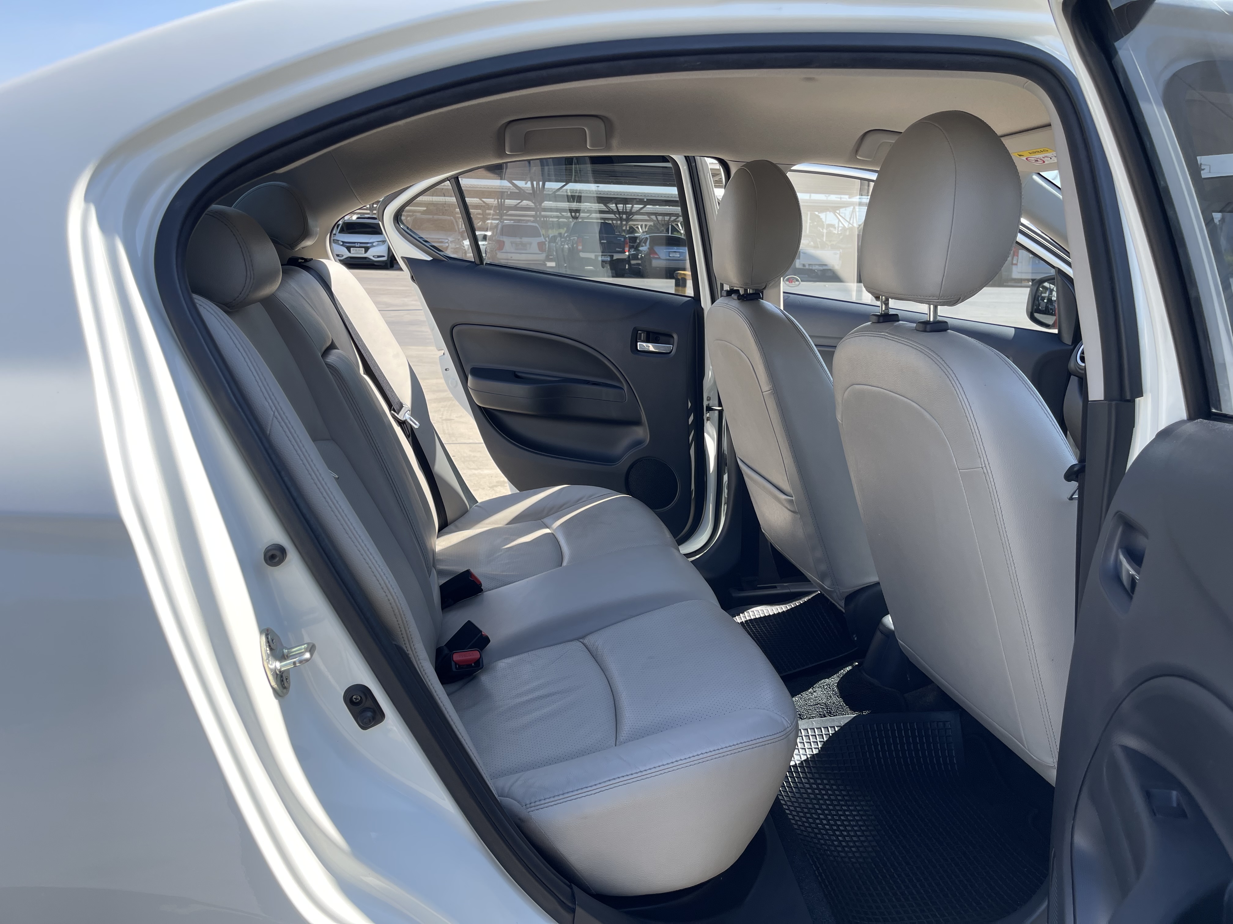 Mitsubishi Attrage 1.2 GLS Limited At 2014 ขาว