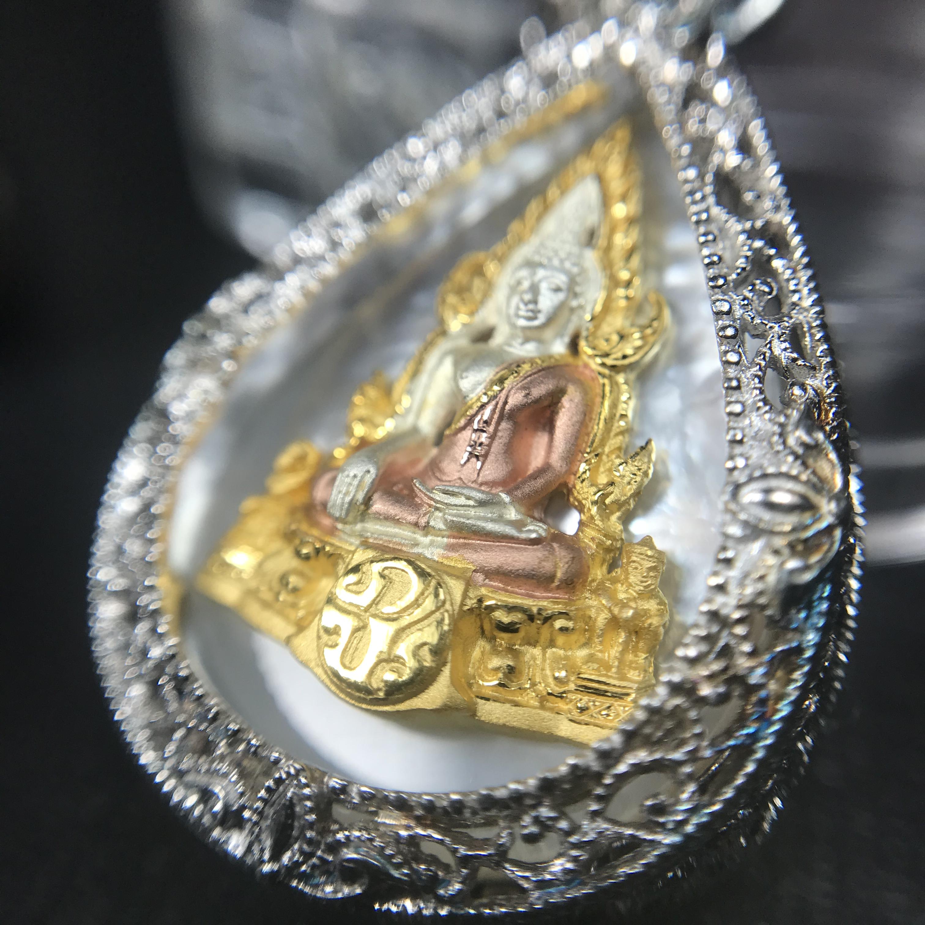 พระพุทธชินราช ภปร. โครงการ "เพราะแผ่นดินนี้ คือ แผ่นดินเกิด" ปี2548(รุ่นแรก) เหรียญทรงหยดน้ำ ขนาด 21 x 31 มม. เนื้อเงินสามกษัตริย์