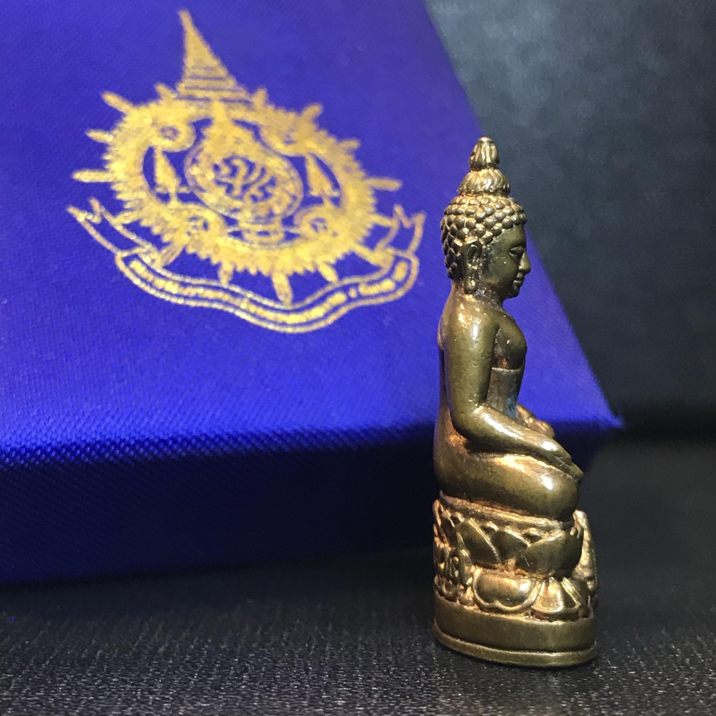 พระกริ่งไพรีพินาศ เฉลิมพระเกียรติ พระบาทสมเด็จพระเจ้าอยู่หัวรัชกาลที่9 พระชนมพรรษา 6 รอบ ปี2542เนื้อสัมฤทธิ์(บรรจุเหล็กไหล)ดีนอก-ดีใน