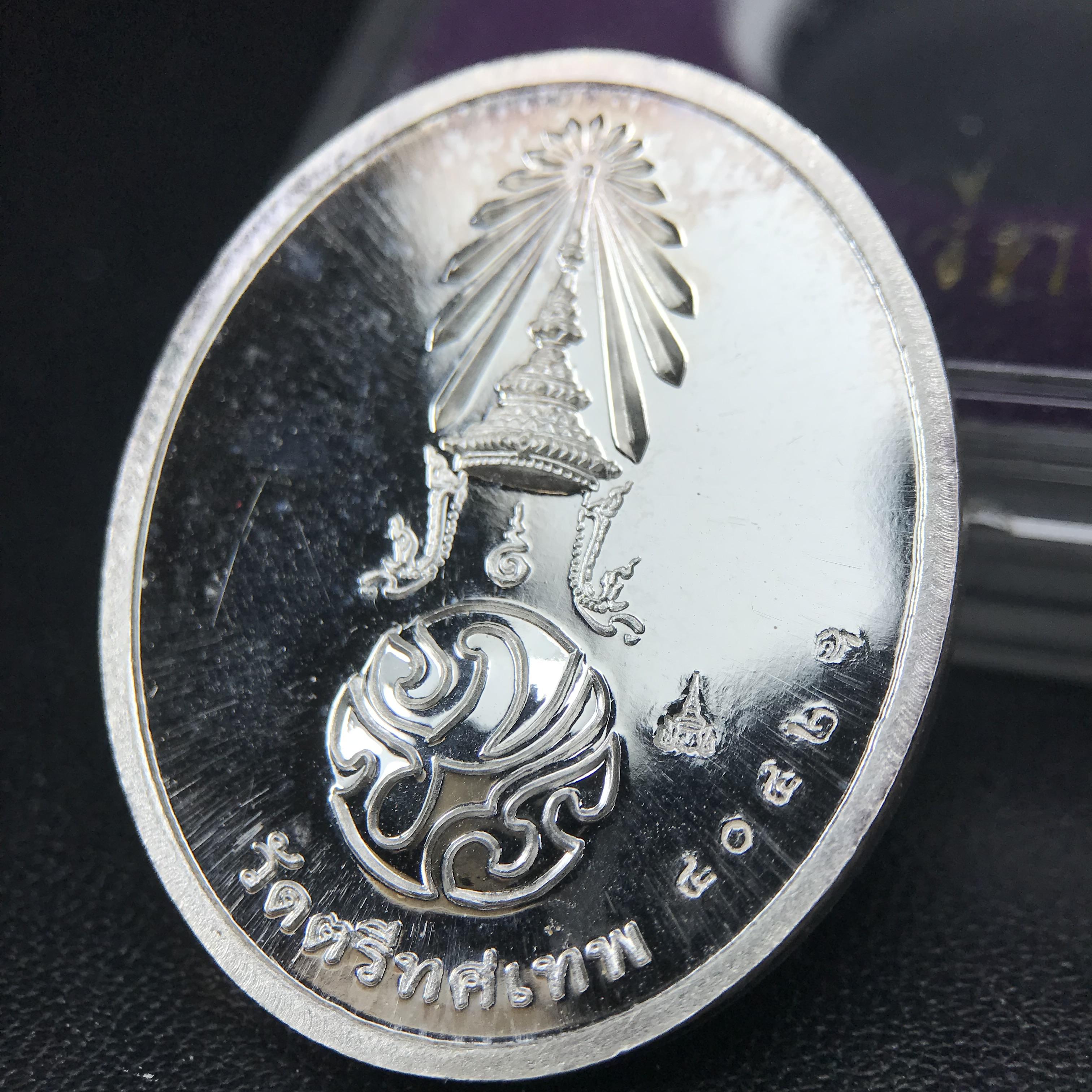 พระพุทธนวราชบพิตร ภปร. ที่ระลึก 7รอบ 84พรรษา ในหลวงรัชกาลที่ 9 วัดตรีทศเทพ จัดสร้าง พ.ศ. 2554 เหรียญเนื้อเงินสภาพสวยกล่องเดิมครบ ตอกโค๊ตและหมายเลข ๔๐๔๒ (1 ใน 9000 เหรียญ)***นิมิตหมายแห่งคุณพระรัตนตรัย และความผูกพันระหว่างพระมหากษัตริย์กับพสกนิกร***