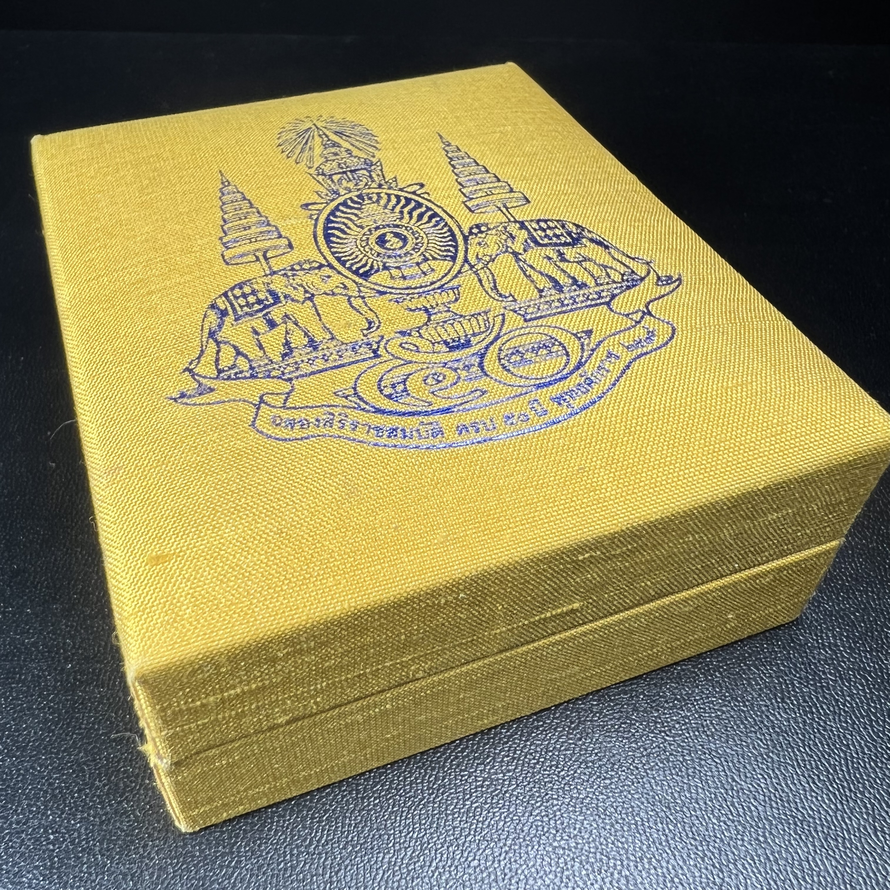 พระกริ่งจีน "ต้าเยิ่นถะ" รุ่น กาญจนาภิเษกครองราชย์ 50 ปี วัดบวรนิเวศวิหาร ปี2538 เนื้อเงิน(ผิวเดิมกลับดำขึ้นสีรุ้งเข้มขลังงดงามธรรมชาติสร้างสรรค์สภาพสวยเดิมพร้อมกล่องบรรจุเดิม ตอกโค๊ดหมายเลขกำกับ)(คัดสภาพสวยเดิมพิธีใหญ่พุทธศิลป์งดงาม)1ใน6001องค์