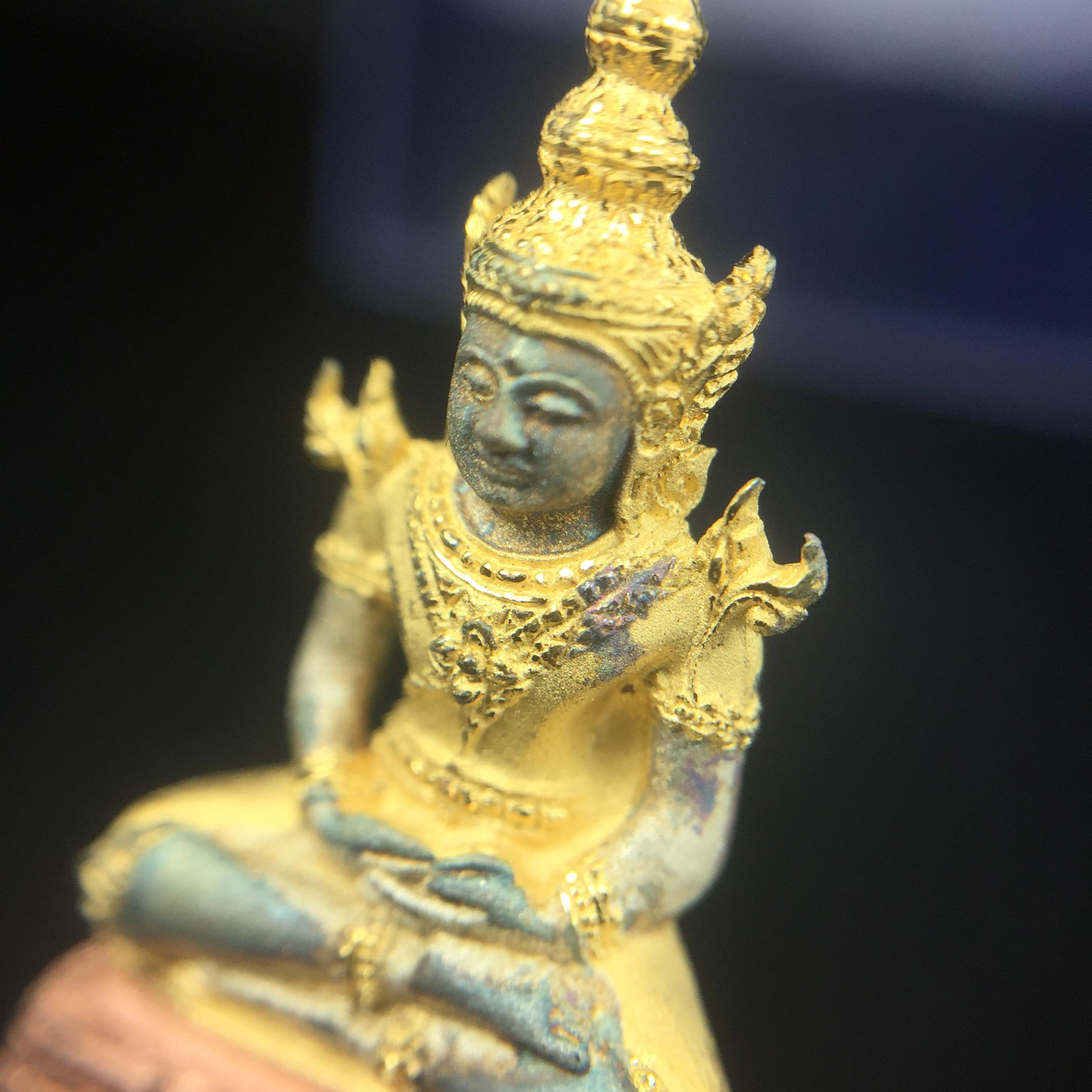 พระแก้วมรกต ภปร. ปี2547 จัดสร้างโดย รพ.ภูมิพลฯ เนื้อเงิน (3 กษัตริย์)ลอยองค์ หน้าตัก 1/2 นิ้ว (สภาพผิวเดิม ขึ้นสีรุ้งธรรมชาติ แบบนิยม) (1ใน3000องค์)