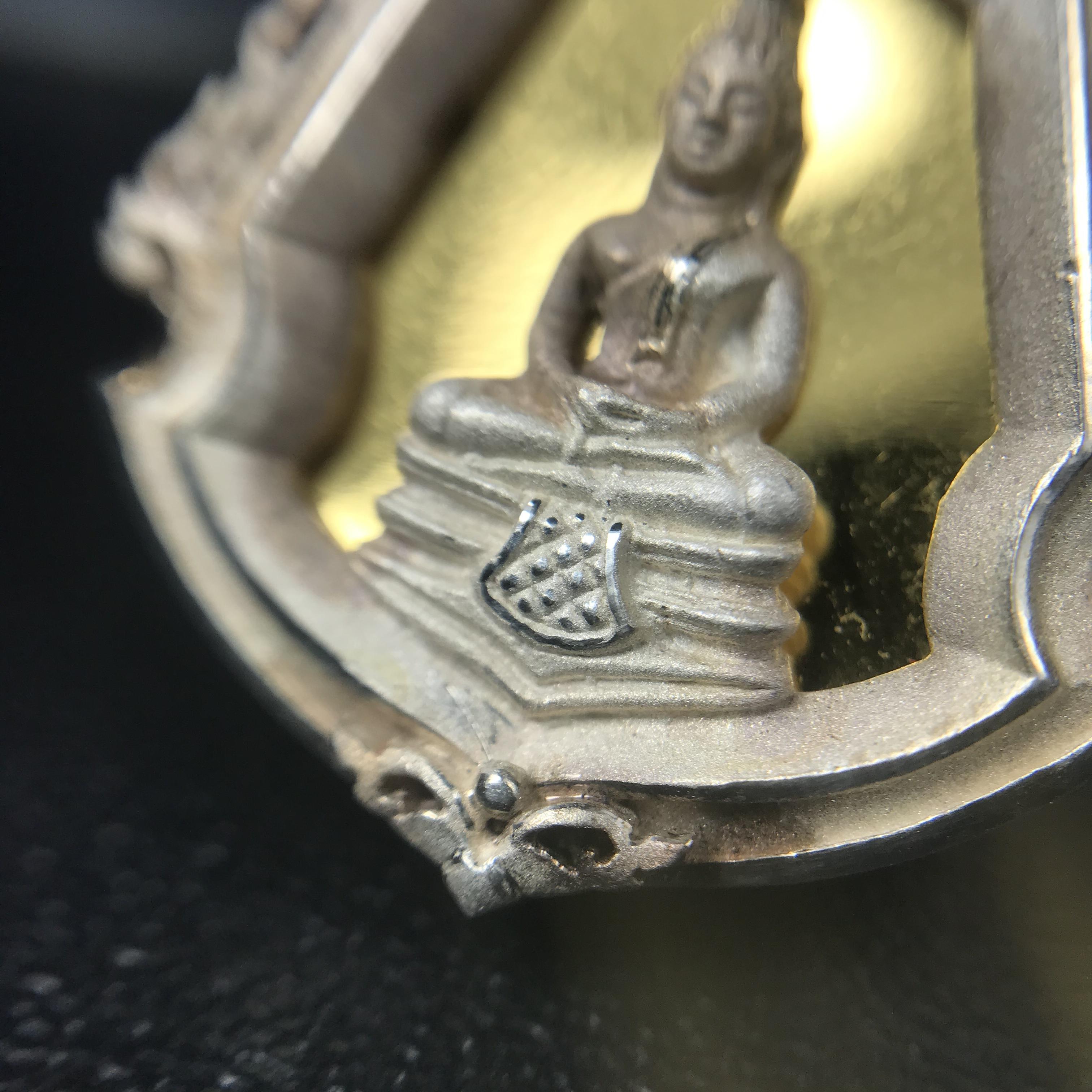 พระพุทธโสธร รุ่นมหามงคล ปี 2547 เหรียญหล่อพระพุทธโสธรลายไทย พระนามย่อ ญ.ส.ส. (พิมพ์ใหญ่) สูง 2.9 ซม.เนื้อเงินพ่นทรายขัดเงา พร้อมกล่องบรรจุเดิมครบ(1ใน 2,499องค์)