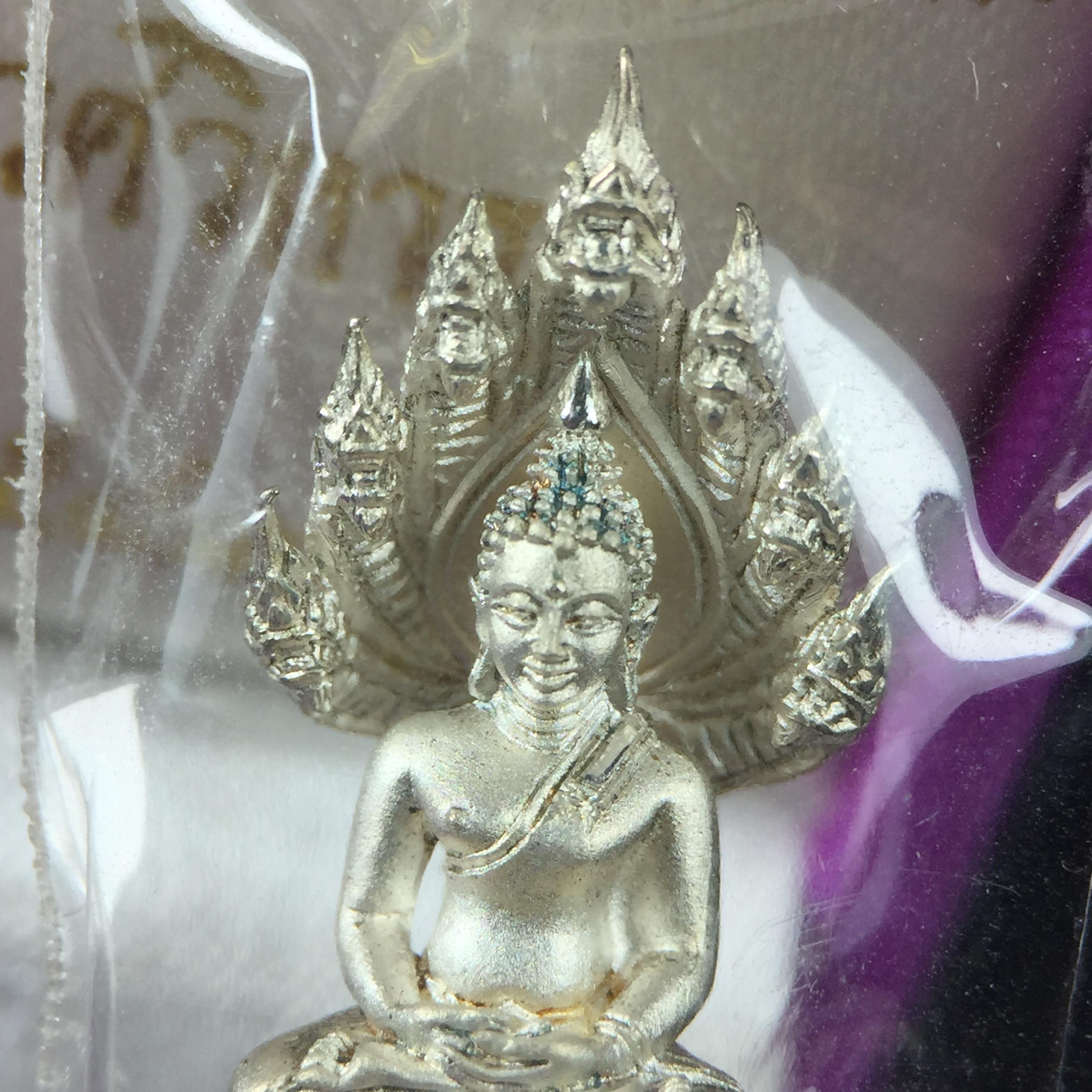 พระนาคปรก สธ. รุ่นสร้างพระอุโบสถเฉลิมพระเกียรติ 4 รอบ 84 พรรษา สมเด็จพระเทพรัตนราชสุดาฯ วัดบวรนิเวศวิหาร ปี 2543 พิมพ์เล็ก เนื้อเงินบริสุทธิ์ แบบพ่นทรายขัดเงาบางส่วน(สภาพ สวย ซีนซองกล่องบรรจุเดิมครบ)พิธีใหญ่ พุทธศิลป์งดงาม หายาก (1 ใน 2999 องค์)