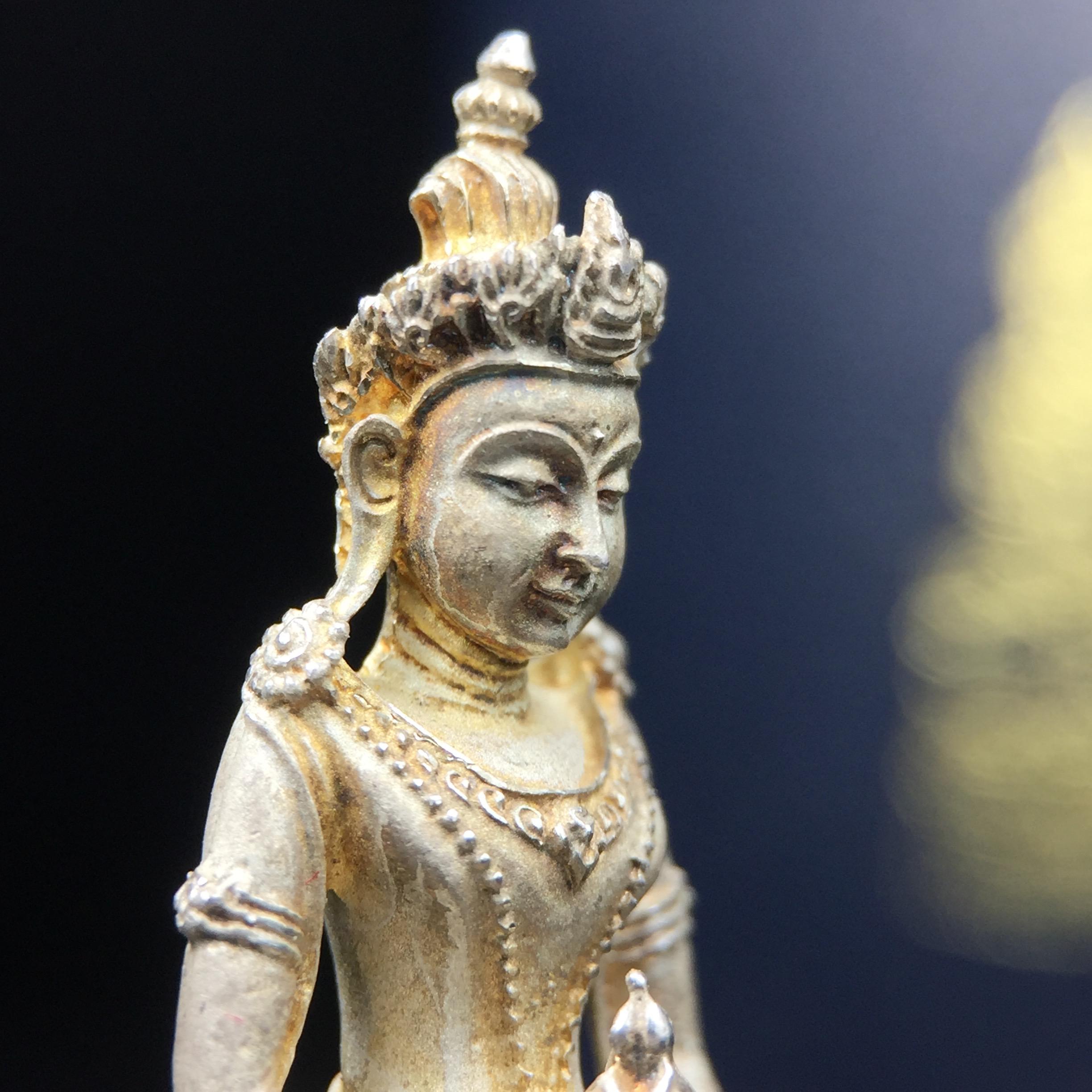 พระกริ่งอวโลกิเตศวร ( เจ้าแม่กวนอิม ) วัดโพธิ์แมนคุณาราม เนื้อเงิน พ่นทราย(ผิวเดิม ขึ้นสีรุ้งธรรมชาติ แบบนิยม เสน่ห์ของพระเนื้อเงิน) รุ่นอุดมโภคทรัพย์ พ.ศ.2539(อีกหนึ่งรุ่นยอดนิยม พุทธศิลป์สวยงดงาม)