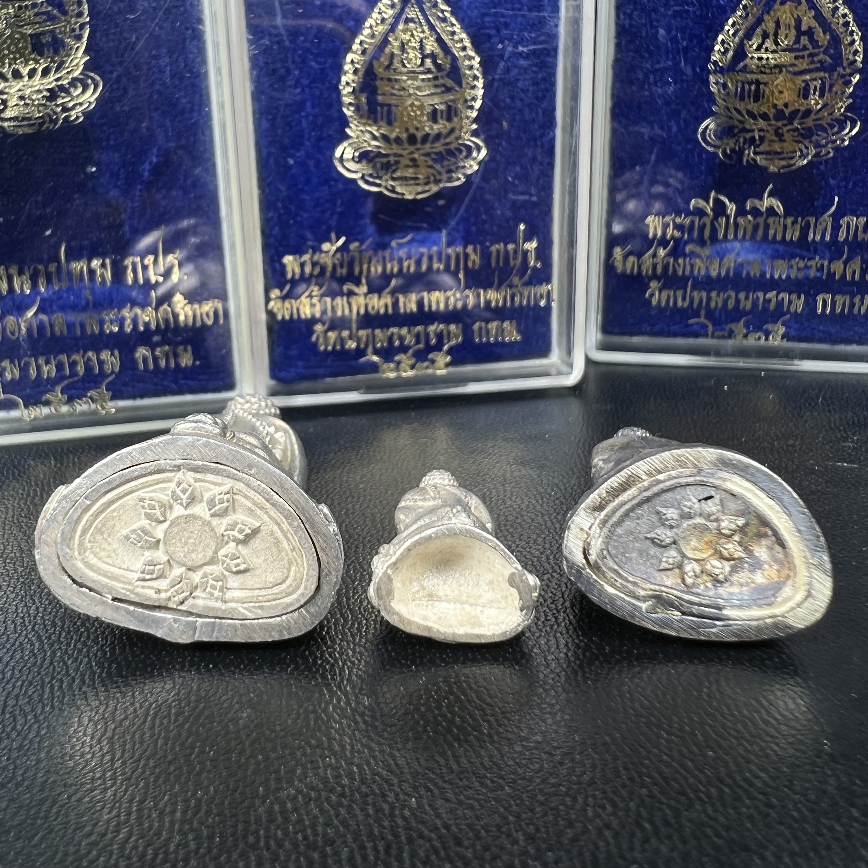 พระกริ่งนวปทุม ภปร.-พระชัยวัฒน์นวปทุม ภปร.-พระกริ่งไพรีพินาศ ภปร. รุ่นแรก วัดปทุมวนาราม ครบชุดเนื้อเงิน ปี2535(ในหลวงรัชกาลที่9เสด็จเททอง)(1ใน3000องค์)หายาก***เก็บทีเดียวครบชุดไปเลยรุ่นนี้ แนะนำ....ตอนนี้หายากแล้ว***