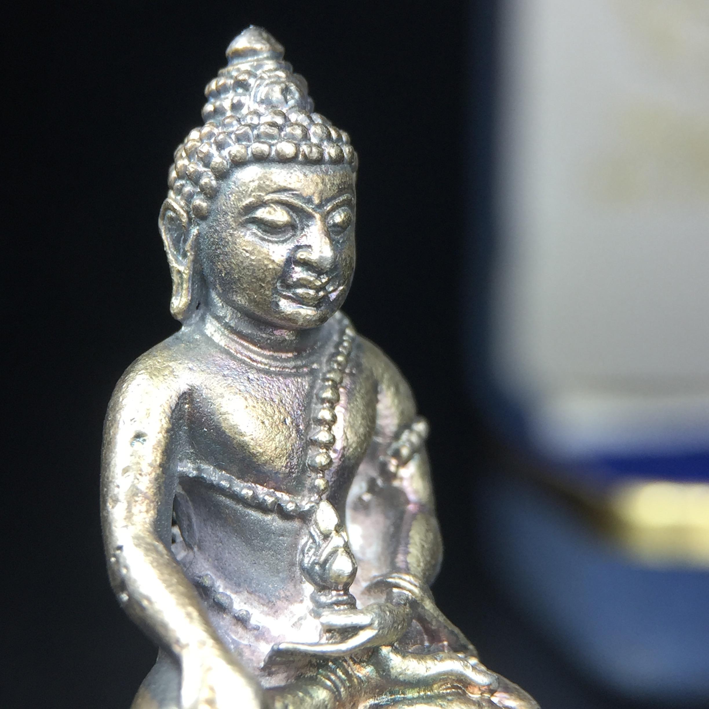 พระกริ่งศิรากาศ ภปร.(พระกริ่งคุ้มเกล้า)วัตถุมงคล"คุ้มเกล้าฯ" มูลนิธิ “คุ้มเกล้า” ในพระบรมราชูปถัมภ์ จัดสร้าง โรงพยาบาลภูมิพล เนื้อเงิน(พิมพ์หน้าไทย)(สภาพผิวเดิมขึ้นน้ำทองรุ้งๆทั่วองค์สวยมาก มาพร้อมกล่องบรรจุเดิมแบบนี้หายาก)(รัชกาลที่9เสด็จเททอง)