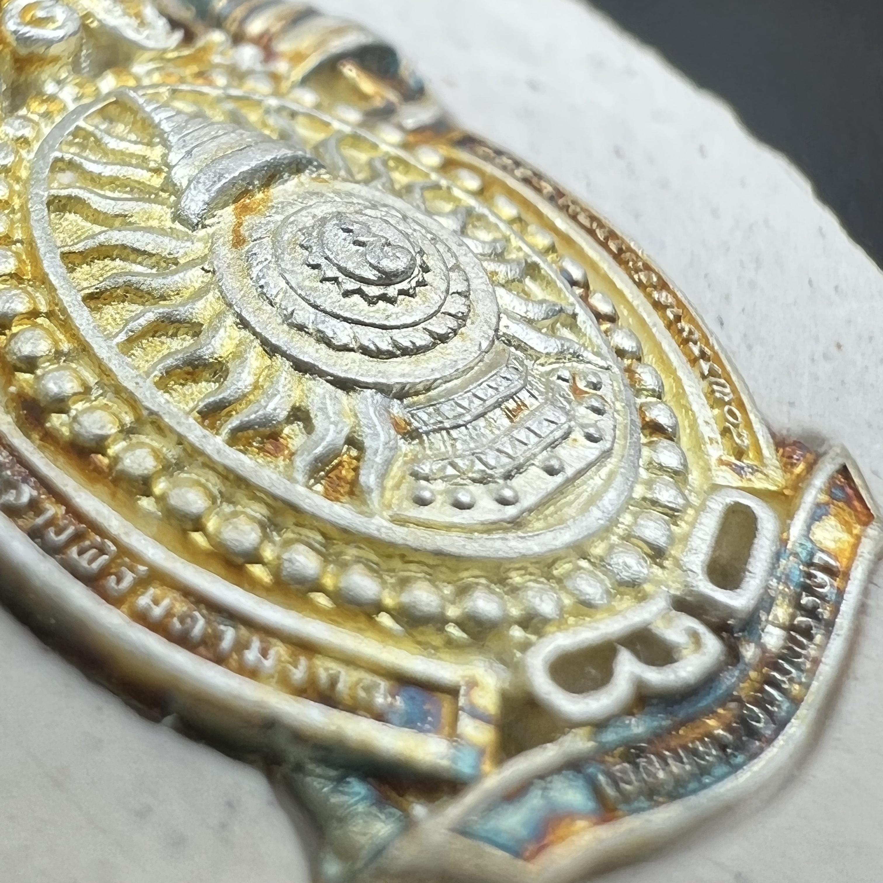 เหรียญรูปหล่อพระบาทสมเด็จพระเจ้าอยู่หัว ในหลวงทรงงาน “รุ่นเย็นศิระเพราะพระบริบาล 80พรรษา มหากษัตริย์คู่แผ่นดินสยาม” พ.ศ.2550 เนื้อผง พุทธคุณ (ผงจิตรลดาพระราชทาน) ด้านหลังสัญลักษณ์ 80 พรรษา เนื้อเงิน(ขนาด 27*35 มม.)พร้อมกล่องบรรจุเดิมครบ