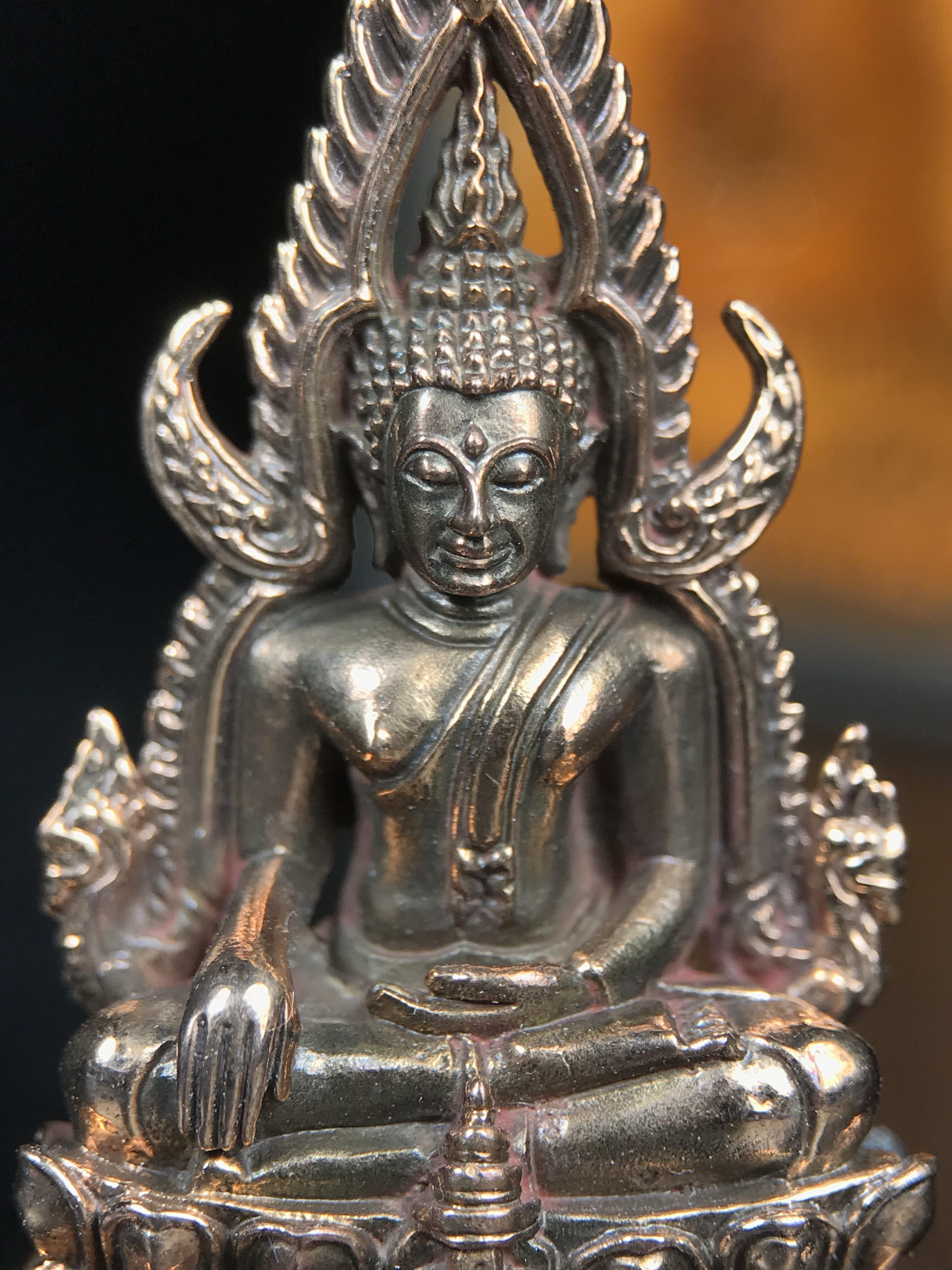 พระพุทธชินราช ญสส. วัดพระศรีมหาธาตุ จ.พิษณุโลก ปี2543 กริ่งชินราชเนื้อนวโลหะเต็มสูตร (ผสมทองคำ 2 บาท ต่อน้ำหนักเนื้อ 1 กิโลกรัม) พิธีใหญ่ รุ่นแรกและรุ่นเดียวที่ หลวงปู่หมุน ฐิตสีโล วัดบ้านจาน มาร่วมปลุกเสก(องค์หมายเลข ๘๐๔ เลขสวย)(1 ใน 2543 องค์)นิยมหายาก