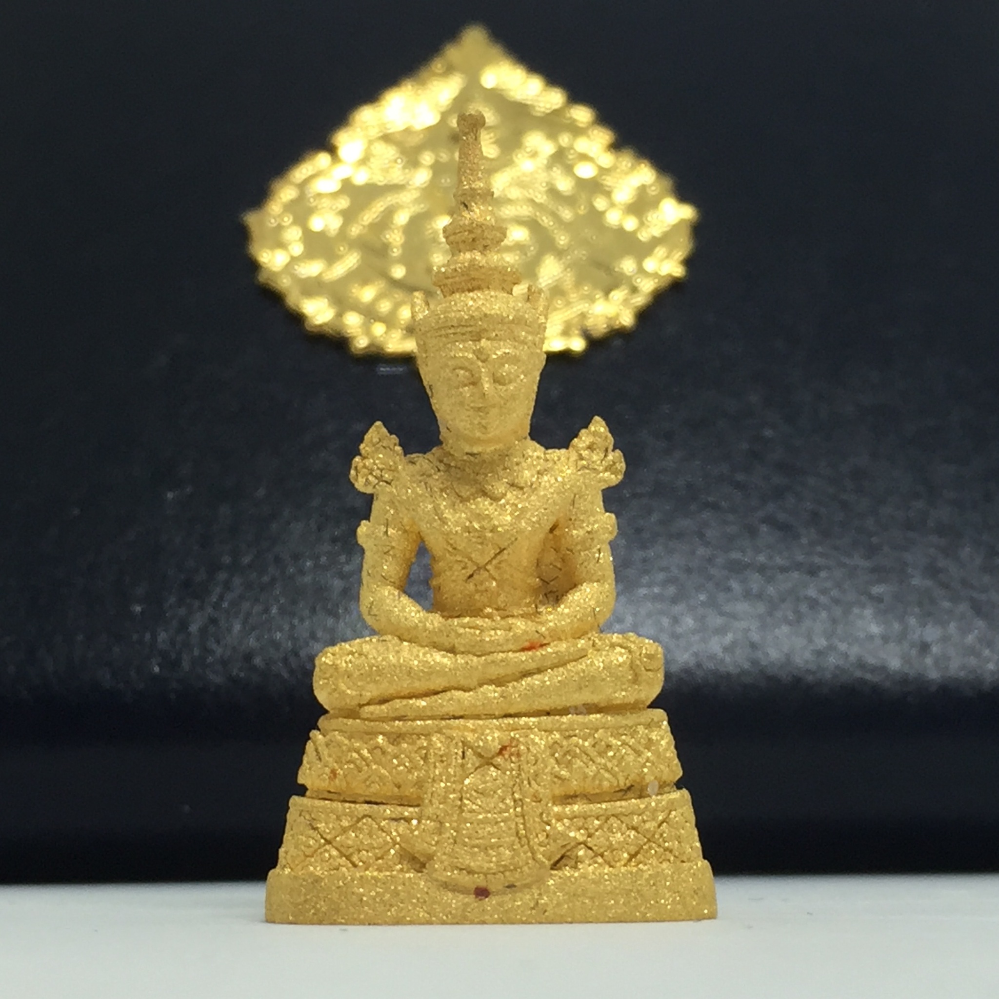 พระแก้วมรกต เนื้อทองคำพ่นทราย กรมสรรพสามิตจัดสร้างขึ้นเนื่องในโอกาสครบรอบ 64 ปีของกรมสรรพสามิต และเนื่องในวโรกาสที่พระบาทสมเด็จพระเจ้าอยู่หัวทรงครองราชย์ครบ 50 ปีในปีกาญจนาภิเษก เมื่อ พ.ศ.2539