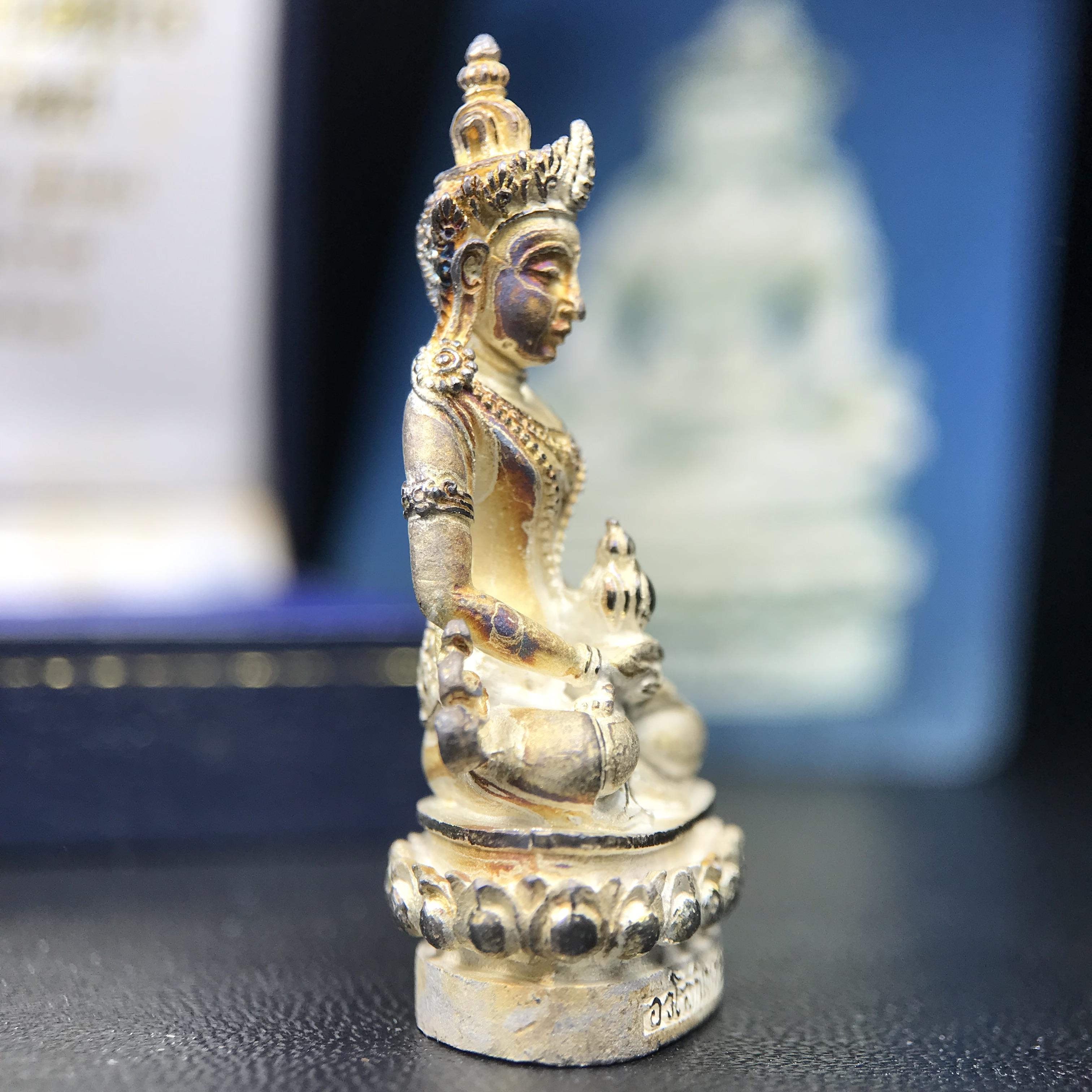 พระกริ่งอวโลกิเตศวร ( เจ้าแม่กวนอิม ) วัดโพธิ์แมนคุณาราม รุ่นอุดมโภคทรัพย์ พ.ศ.2539 เนื้อเงินพ่นทราย(ผิวเดิม ขึ้นสีรุ้งธรรมชาติ แบบนิยม เสน่ห์ของพระเนื้อเงิน) (พร้อมกล่องบรรจุการ์ดใบรับรองเดิมครบ)(อีกหนึ่งรุ่นยอดนิยม พุทธศิลป์สวยงดงาม)หายาก 1 ใน 5000 องค์