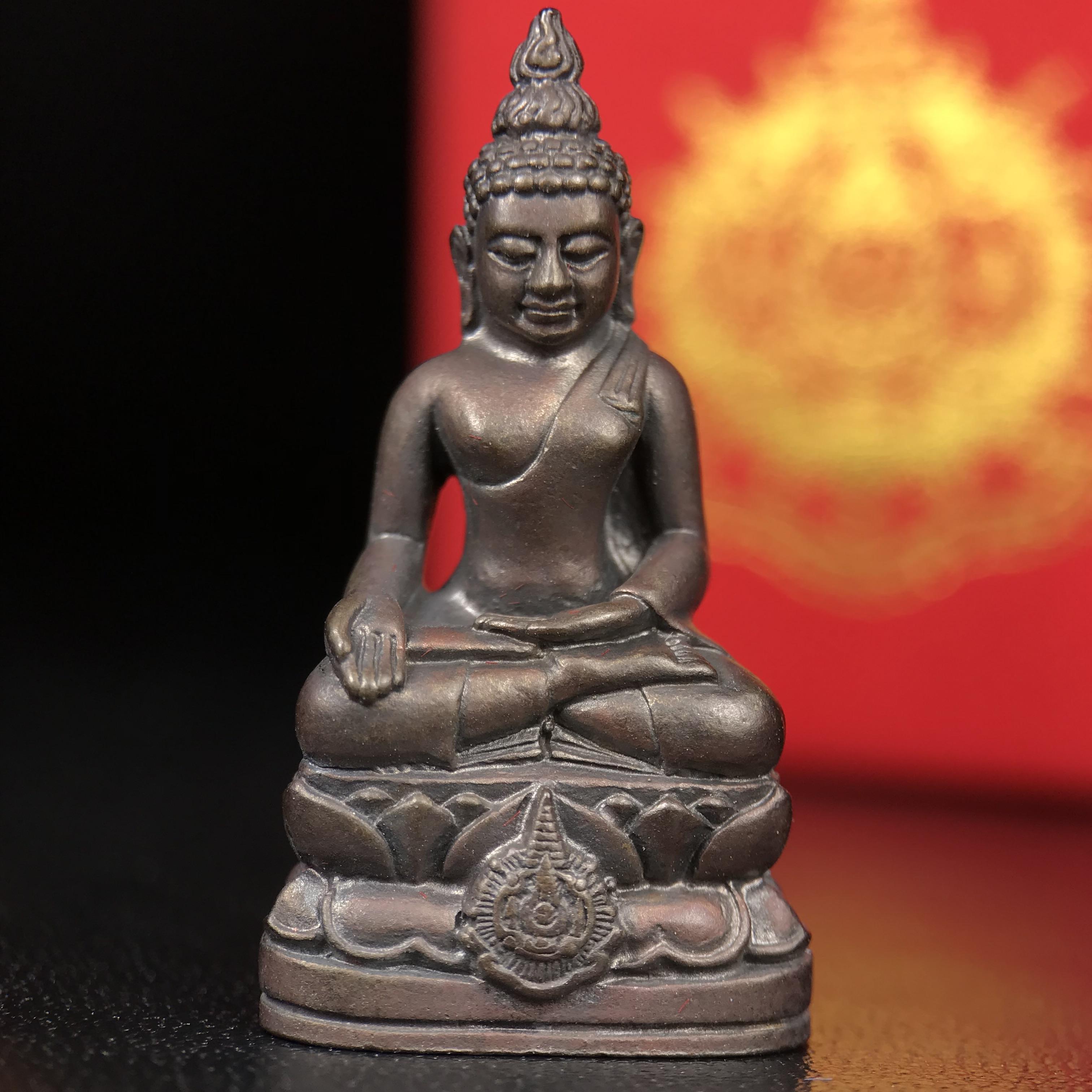 พระกริ่งไพรีพินาศ บรรจุเหล็กไหล ครั้งแรกและครั้งเดียวในประวัติศาสตร์ เฉลิมพระเกียรติ พระบาทสมเด็จพระเจ้าอยู่หัวรัชกาลที่9 พระชนมพรรษา 6 รอบ ปี2542 เนื้อนวโลหะผสมทองคำ(บรรจุเหล็กไหล)ดีนอก-ดีใน พิธีใหญ่ มวลสารเด่น (หายาก)