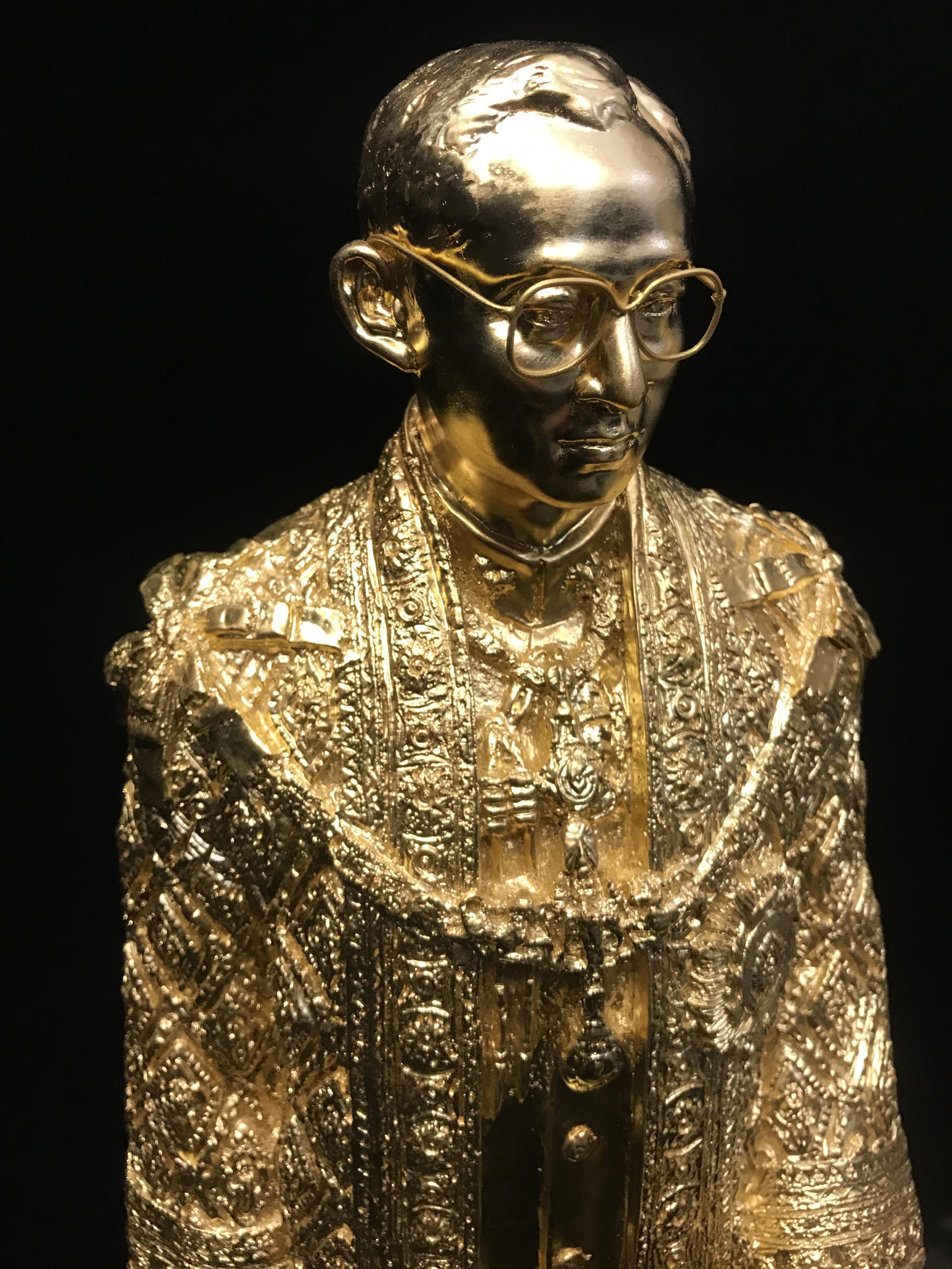 พระบรมรูปจำลองในหลวง รัชกาลที่ ๙ จัดสร้างโดย สมาคมศิษย์เก่าวิทยาศาสตร์ จุฬาลงกรณ์มหาวิทยาลัยและคณะวิทยาศาสตร์ จุฬาลงกรณ์มหาวิทยาลัย ปี2539(พร้อมกล่องบรรจุเดิมและใบรับรองจากผู้จัดสร้าง)