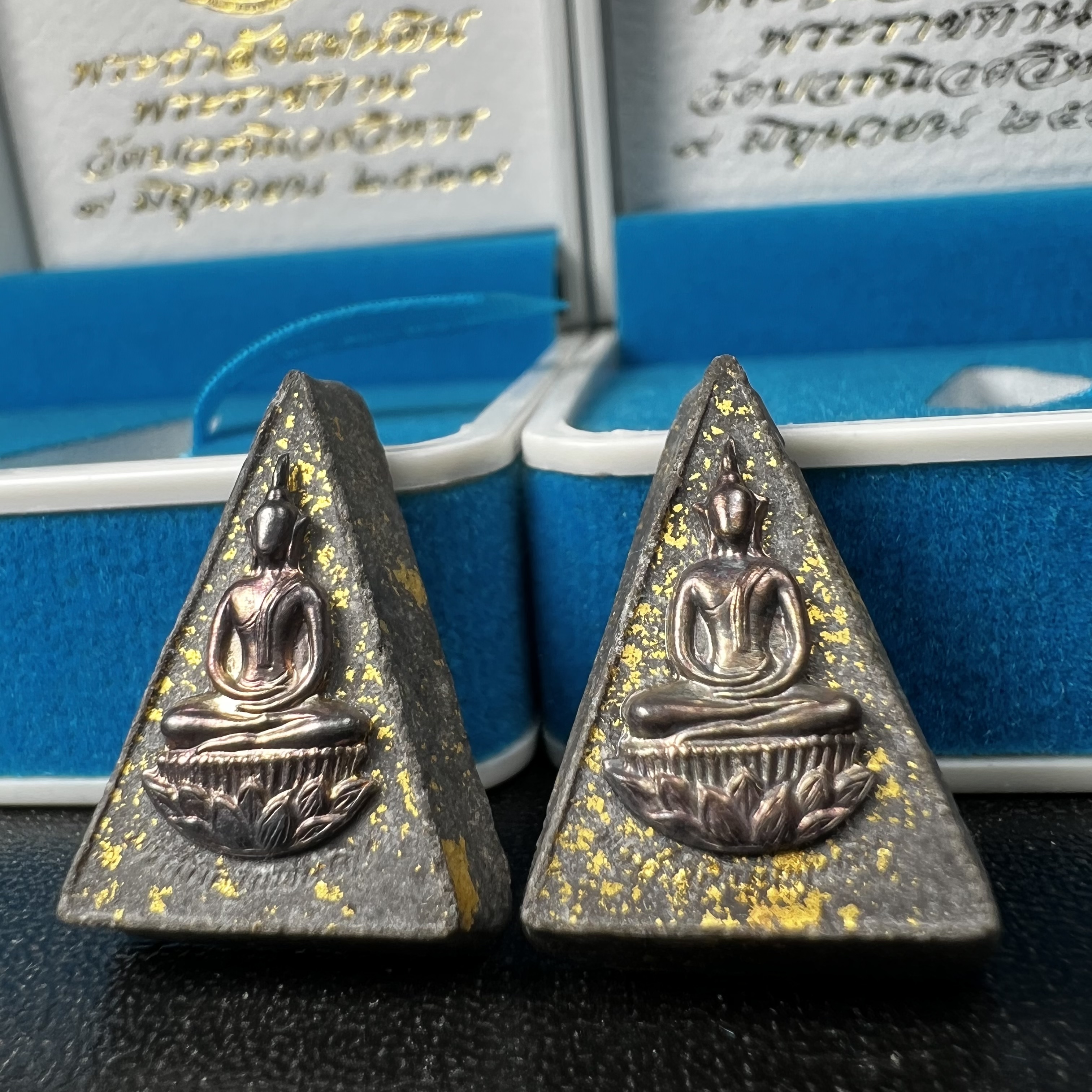 พระกำลังแผ่นดิน พระราชทาน วัดบวรนิเวศวิหาร ปี2539 พิมพ์เล็กหน้ากากเงิน (ในหลวง รัชกาลที่ 9 พระราชทานมวลสารจิตรลดา)นิยมหายาก