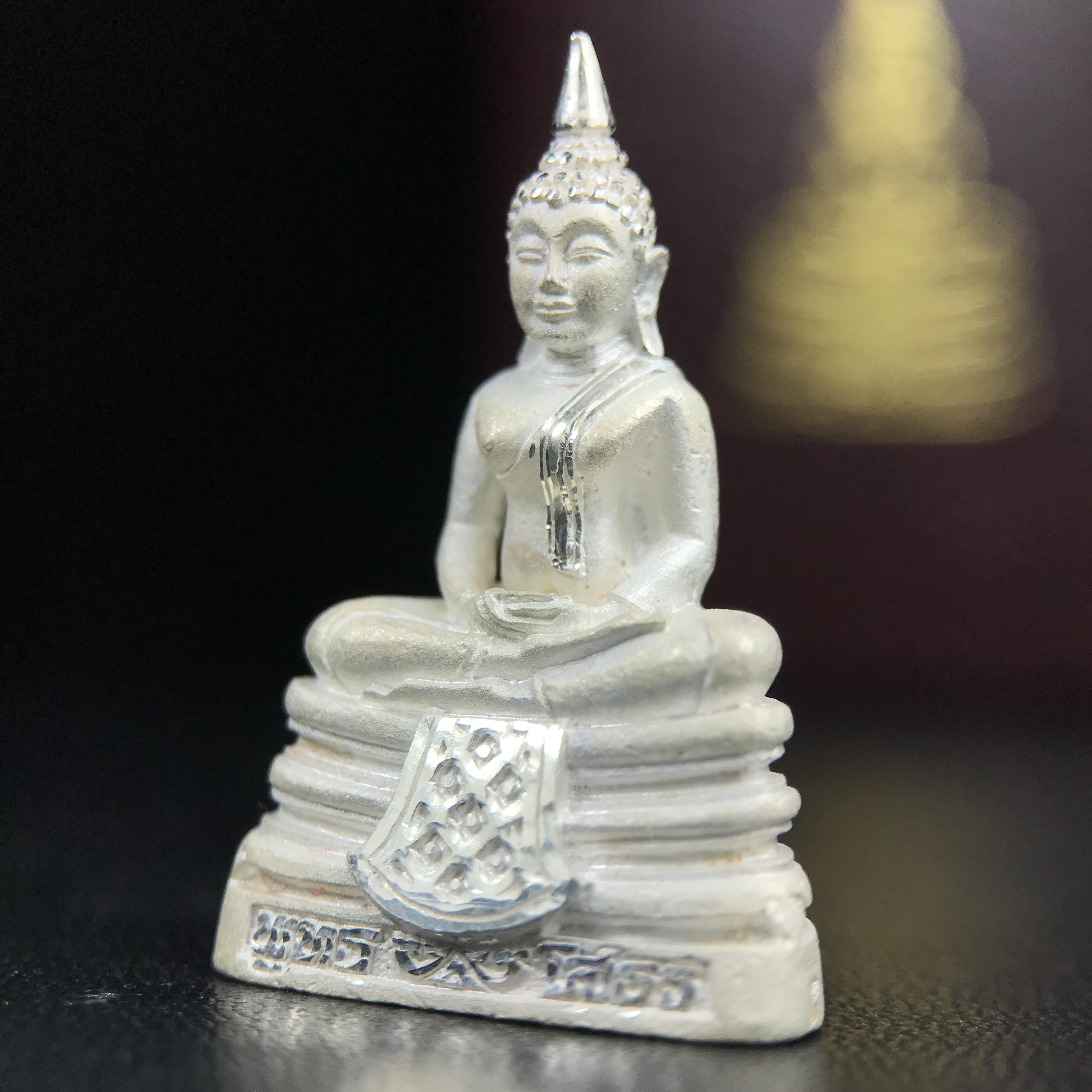 พระพุทธโสธร(หลวงพ่อโสธร) รุ่นสร้างอุโบสถ ปี2539 เนื้อเงินทรายนวลขัดเงาบางส่วน ลอยองค์พิมพ์ใหญ่ สภาพสวยกล่องบรรจุเดิมครบสมบูรณ์(งานแพรนด้า จิวเวลรี่)สวยงดงาม