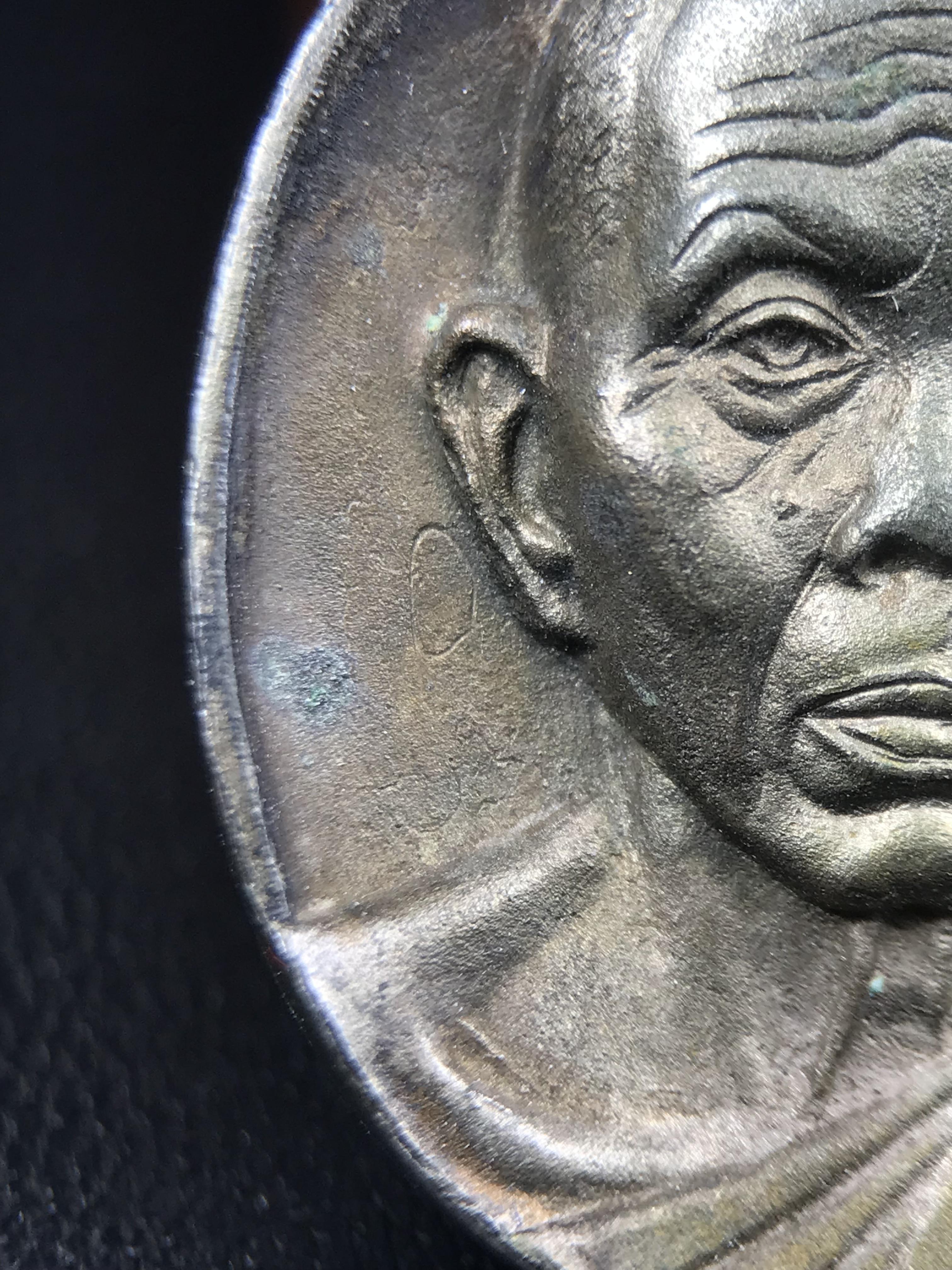 เหรียญรูปเหมือนพระญาณวิทยาคมเถร (หลวงพ่อคูณ ปริสุทโธ)ชุดกาญจนาภิเษกครองราชย์ครบ 50 ปี วัดบวรนิเวศวิหาร ปี 2538 เหรียญหล่อเนื้อนวโลหะ(พิเศษกรรมการมีรอยจาร ตอกโค๊ดหมายเลข ๓๒๗)(หายากพบเจอน้อยมาก)(พร้อมกล่องบรรจุเดิมลายไม้สีน้ำตาลมีตรากาญจนา) พิธีใหญ่