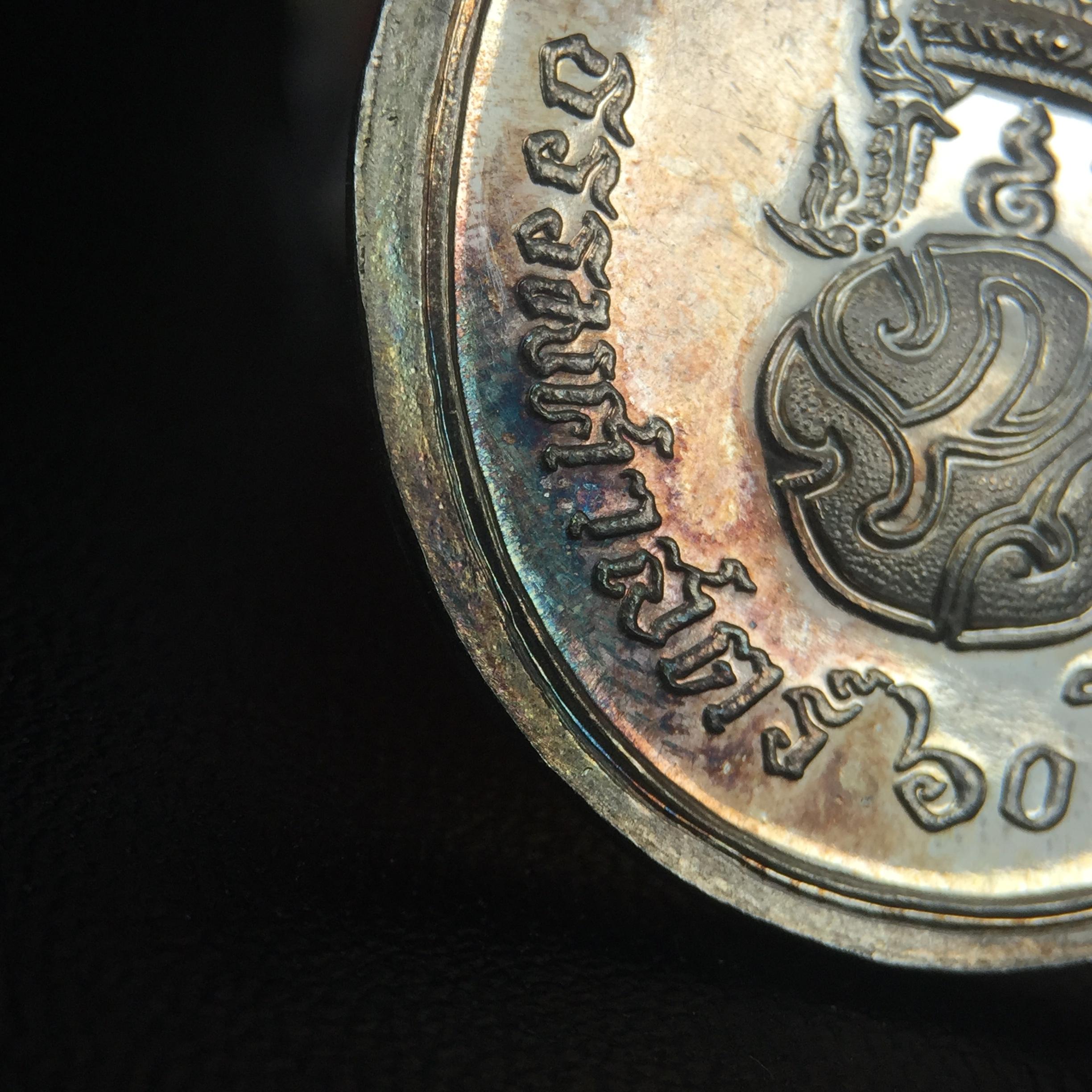 เหรียญพระพุทธสิหิงค์ ภปร. รุ่นมหาลัยธรรมศาสตร์ 60ปี พ.ศ.2537 พิมพ์ใหญ่ เนื้อเงินพร้อมกล่องบรรจุเดิม(ในหลวงรัชกาลที่9เสด็จในพิธี)(พิธีใหญ่ เกจิที่มีชื่อเสียงมาร่วมปลุกเสกจำนวนมาก ชนวนมาลสารเก่าเข้มขลัง )ของดีธรรมศาสตร์ที่ศิษย์เก่าไม่ควรพลาด