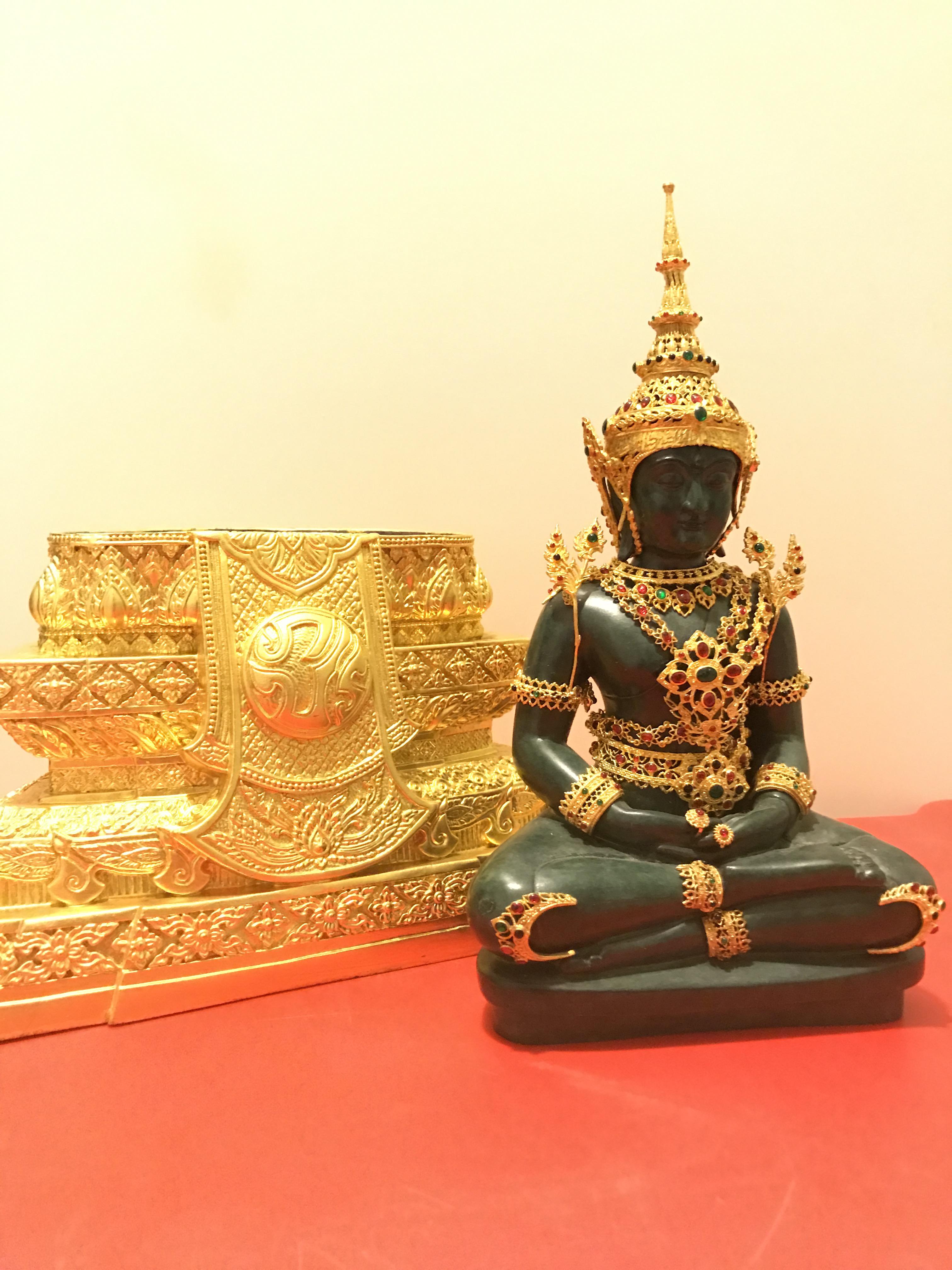 พระพุทธมหามณีรัตนปฏิมากร จำลอง (พระแก้วมรกต) ขนาดบูชาหน้าตัก 5 นิ้ว ตราสัญลักษณ์ ภ.ป.ร. รุ่นแรก ปี2547 เนื้อนวโลหะเคลือบสีเขียว(เครื่องทรงนวโลหะชุบทองไมครอน)