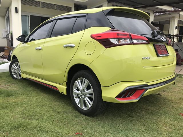 Toyota Yaris ATIV hatchback and sedan bodykits by Amotriz