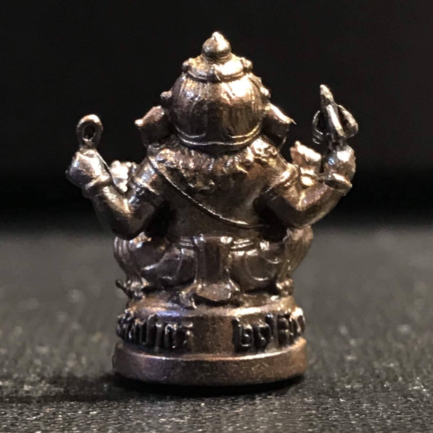 พระพิฆเนศ รุ่นครบรอบ100 ปี กรมศิลปากร ปี2556 พิมพ์ลอยองค์ เนื้อโลหะผสม ปางบรมครู(องค์นั่ง)สูง 1 นิ้ว