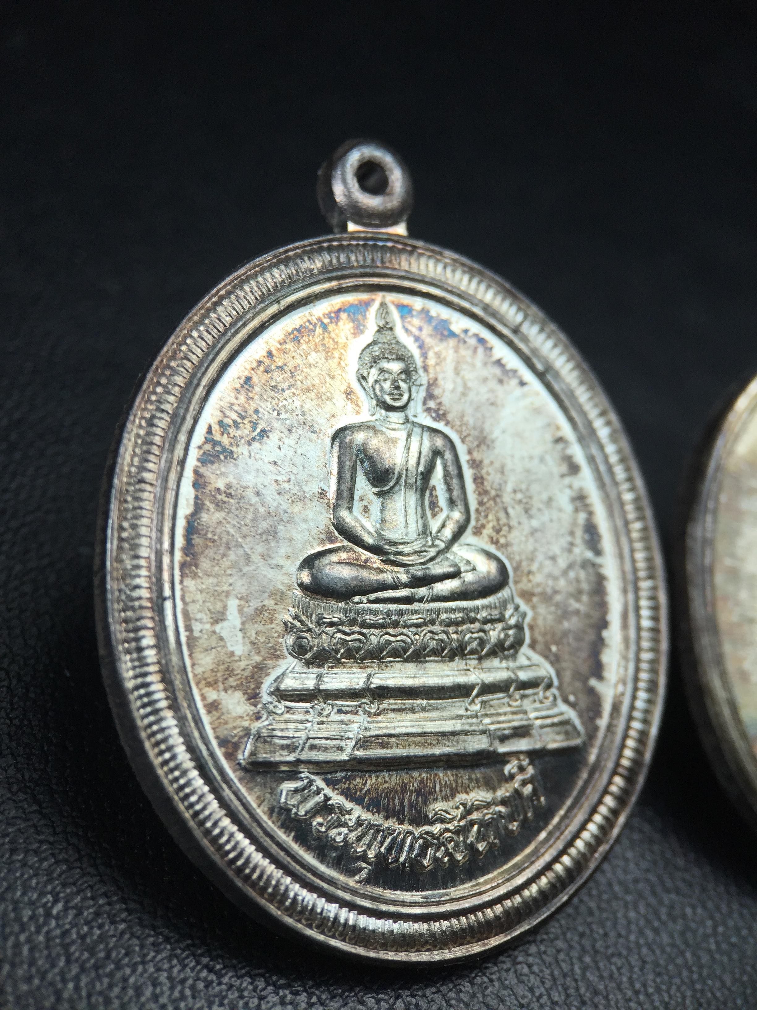 เหรียญพระพุทธสิหิงค์ ภปร. รุ่นมหาลัยธรรมศาสตร์ 60ปี พ.ศ.2537 พิมพ์ใหญ่+พิมพ์เล็ก เนื้อเงินผิวเดิมๆขึ้นสีรุ้งๆสวยมาก(ในหลวงรัชกาลที่9เสด็จในพิธี)(พิธีใหญ่ เกจิที่มีชื่อเสียงมาร่วมปลุกเสกจำนวนมาก ชนวนมาลสารเก่าเข้มขลัง )ของดีธรรมศาสตร์ที่ศิษย์เก่าไม่ควรพลาด