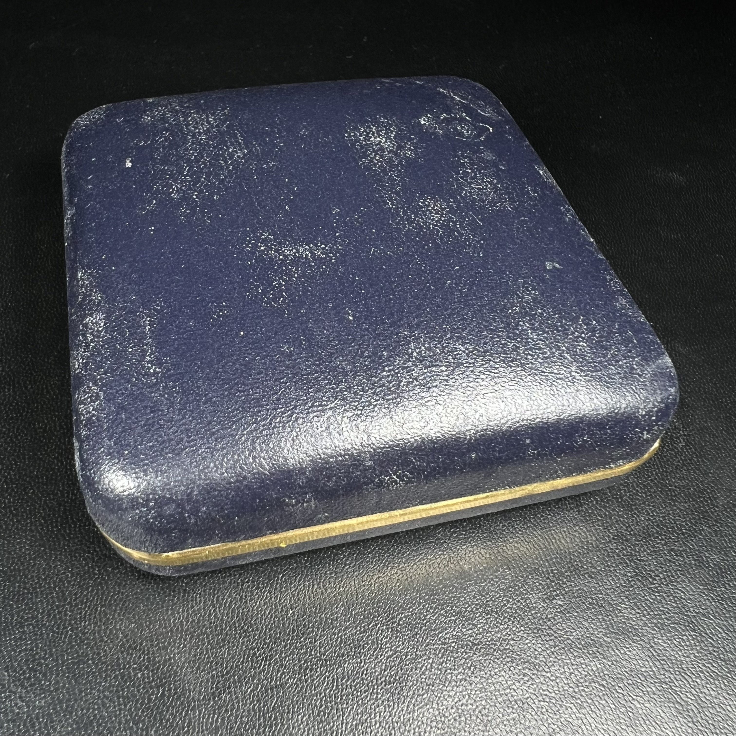 เหรียญหลวงพ่อเงิน – กรมหลวงชุมพรฯ วัดบางคลาน เหรียญไข่สองหน้า เนื้อเงิน 99.99% ขัดเงา ขนาดสูง 3.1 ซม. ประกอบพิธีมหาพุทธาภิเษก ณ อุโบสวัดหิรัญญาราม(วังตะโก) บางคลาน จ.พิจิตร เมื่อวันอังคารที่ 3 มี.ค.2541( เหรียญออกโดยโรงงานกษาปณ์ เพิร์ธ ประเทศออสเตรเลีย )