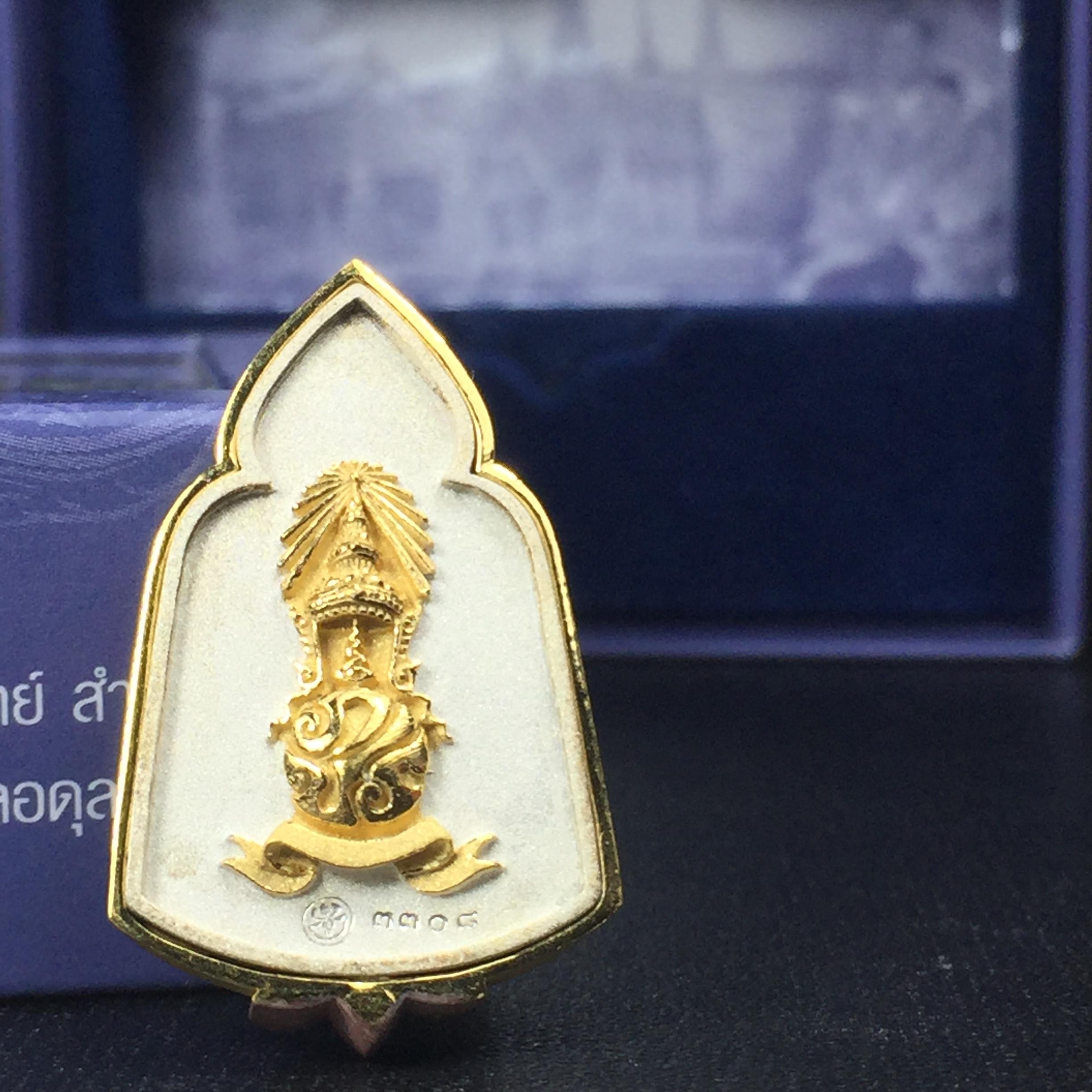 พระแก้วมรกต ภปร. ปี2547 จัดสร้างโดย รพ.ภูมิพลฯ เนื้อเงิน(3 กษัตริย์) เหรียญทรงซุ้ม(1ใน3000องค์)