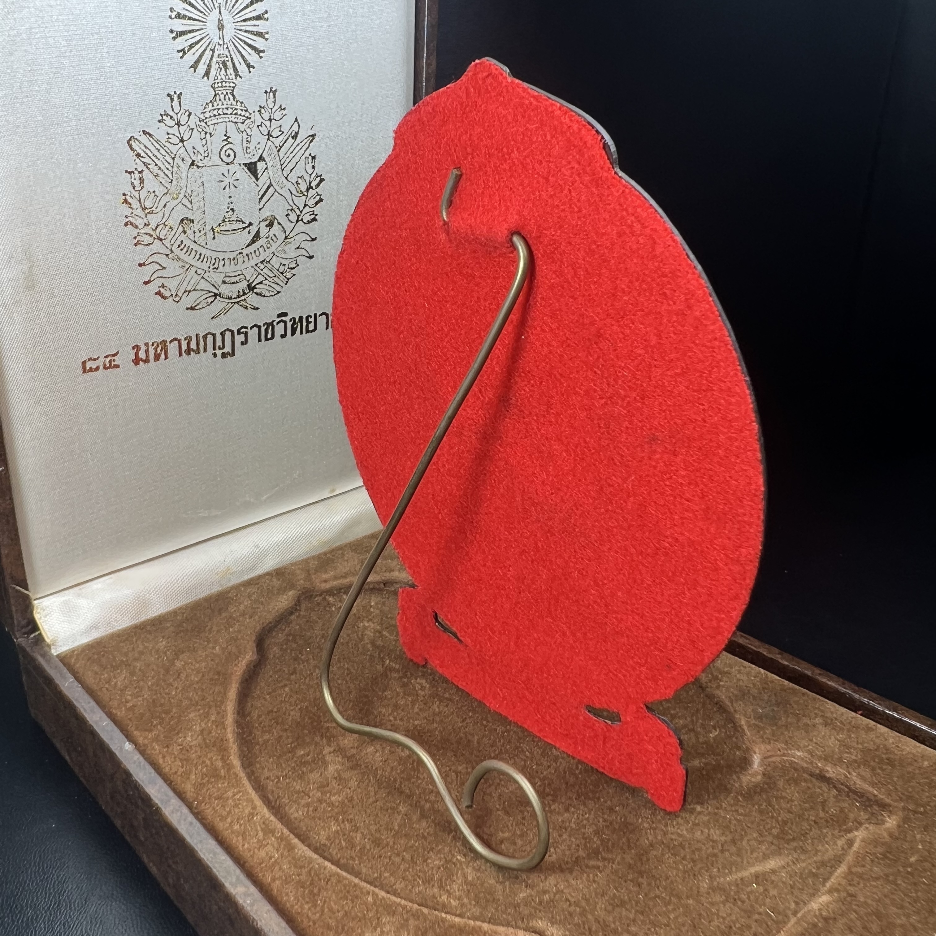 เหรียญแผ่นปั้มพระรูปสมเด็จพระมหาสมณเจ้ากรมพระยาวชิรญาณวโรรส ที่ระลึกเนื่องในงาน 84 ปี มหามกุฎราชวิทยาลัย วัดบวรนิเวศวิหาร ปี 2521(เหรียญโล่ขนาดใหญ่ตั้งบูชา)หายาก