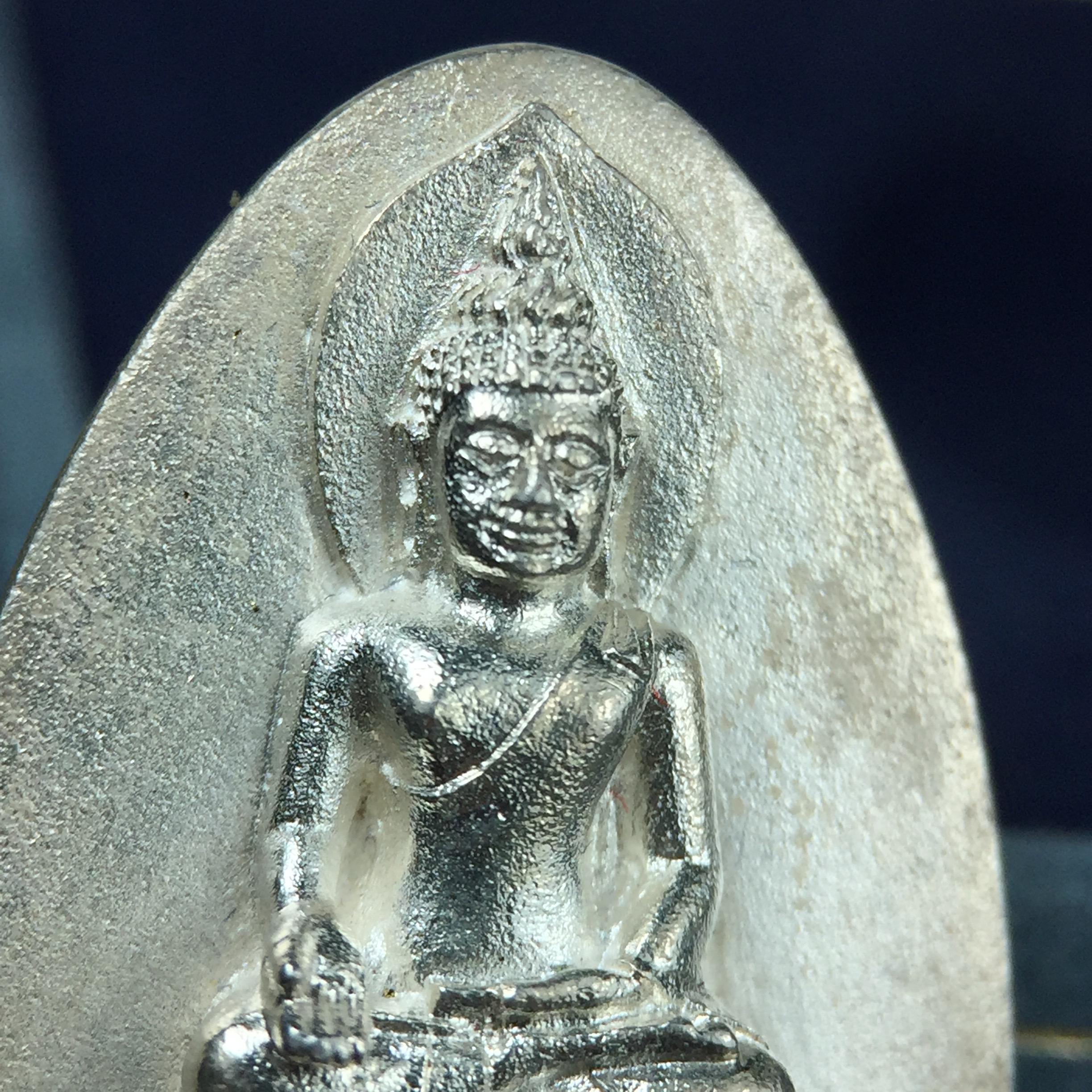 เหรียญพระไพรีพินาศตราสัญลักษณ์ หลัง สก มหามงคลเฉลิมพระชนมพรรษา 5 รอบ ครบ 60 พรรษาพระราชินีในหลวงรัชกาลที่ 9 ปี 2535 วัดบวรนิเวศวิหาร เนื้อเงิน(หมายเลข ๔๐๕)(เลขสวยผลรวมได้เลข 9 มหามงคลเจริญก้าวหน้าในทุกด้าน )พร้อมกล่องบรรจุเดิมสวยครบ(เนื้อเงินรุ่นนี้หายาก)