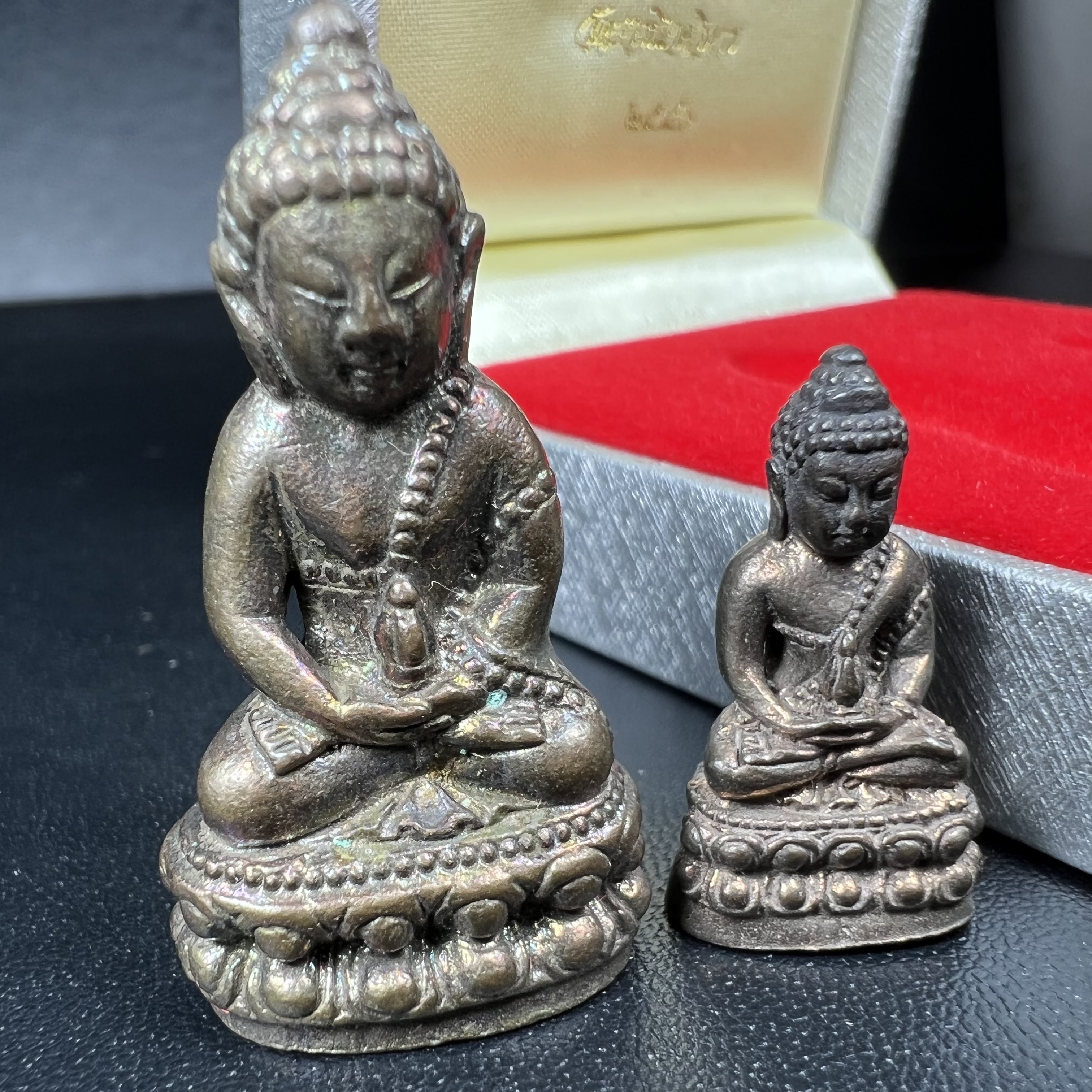 พระกริ่ง-พระชัยวัฒน์ ปวโร 84 พรรษา สมเด็จพระญาณสังวร สมเด็จพระสังฆราช วัดบวรนิเวศวิหาร ปี 2540 เนื้อนวโลหะ พร้อมกล่องบรรจุเดิมครบสมบูรณ์(ชุดหมายเลข 2281)