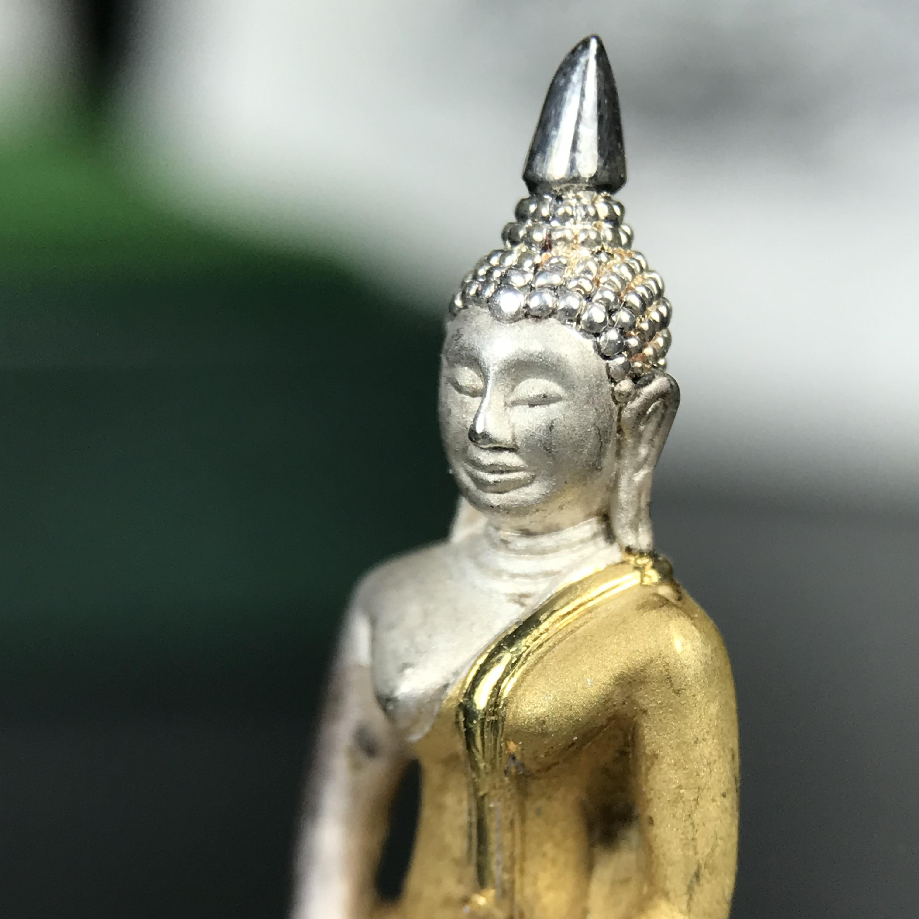 พระพุทธโสธร ภปร. รุ่นย้อนยุค สร้างพระอุโบสถ สมาคมชาวฉะเชิงเทรา จัดสร้าง ปี 2539 วโรกาสครองสิริราชสมบัติครบ 50 ปี เนื้อเงินชุบสามกษัตริย์ทรายนวลขัดเงาบางส่วน(สภาพผิวเดิม เก่าเก็บ) พร้อมกล่องบรรจุและใบรับรองเดิมครบ