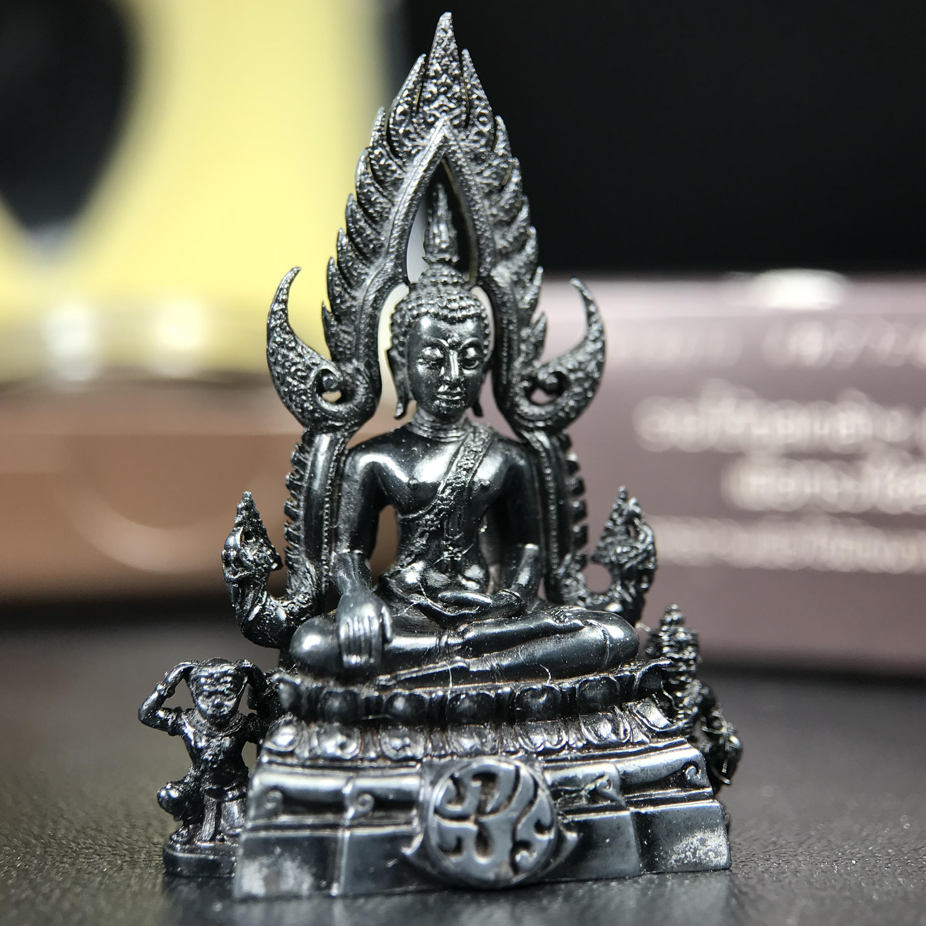 พระพุทธชินราช ภปร. โครงการ "เพราะแผ่นดินนี้ คือ แผ่นดินเกิด" ปี2548(รุ่นแรก) ลอยองค์ หน้าตัก 1/2 นิ้ว(ขนาด 3.5 x 2.5 ซม.) เนื้อเงินรมดำ(พุทธศิลป์จำลองเมื่อครั้งลอกทอง ครั้งที่3 เมื่อปี2547 ร้อยปีจะมีสักครั้ง "พระพุทธชินราชองค์ดำ")