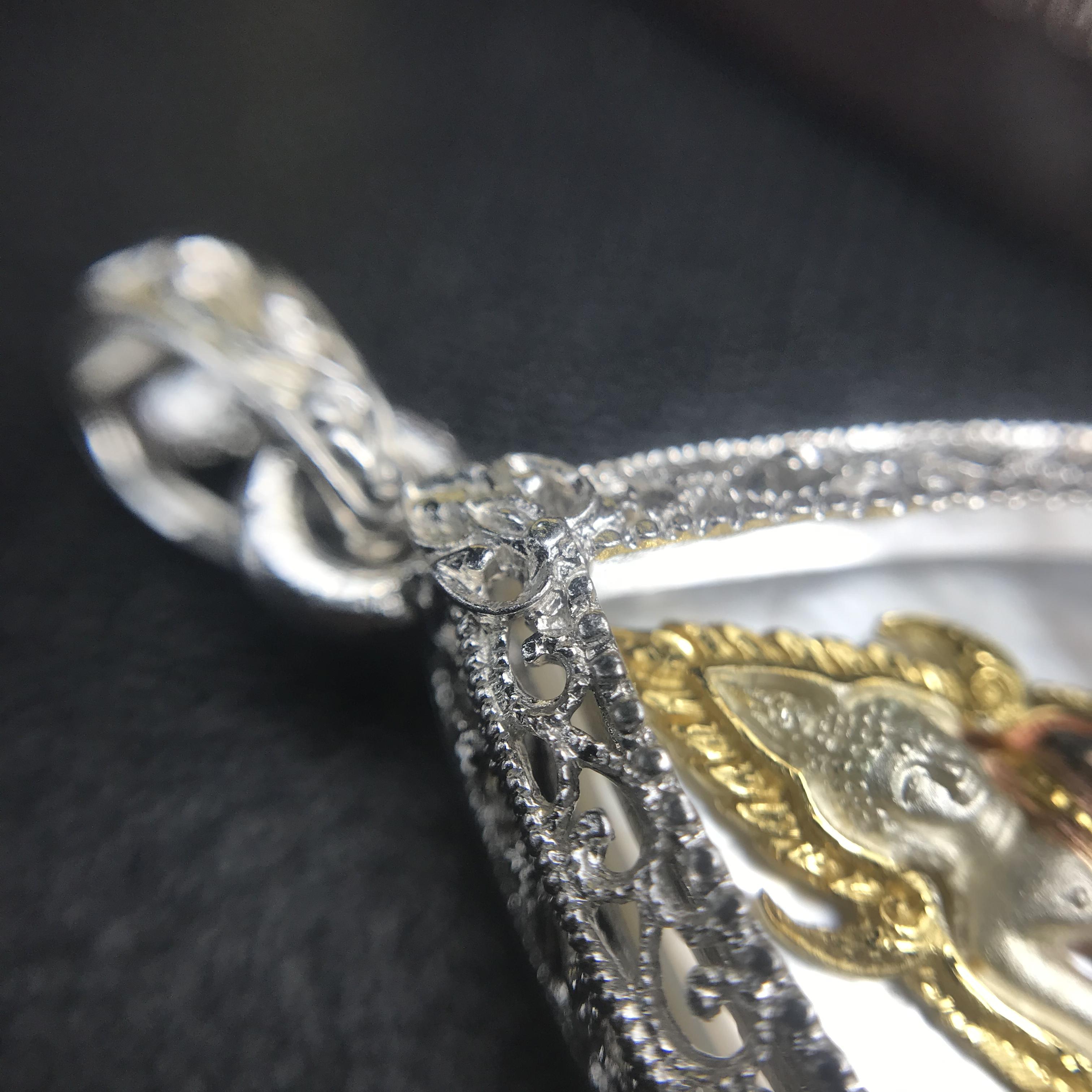 พระพุทธชินราช ภปร. โครงการ "เพราะแผ่นดินนี้ คือ แผ่นดินเกิด" ปี2548(รุ่นแรก) เหรียญทรงใบโพธิ์ ขนาด 21 x 29 มม. เนื้อเงินสามกษัตริย์ องค์พระชุบสามกษัตริย์ ล้อมด้วยกรอบเงินชุบทองคำขาวสลักเสลาเป็นลวดลายละเอียดอ่อน ส่วนพื้นองค์พระเป็นเปลือกหอยมุข