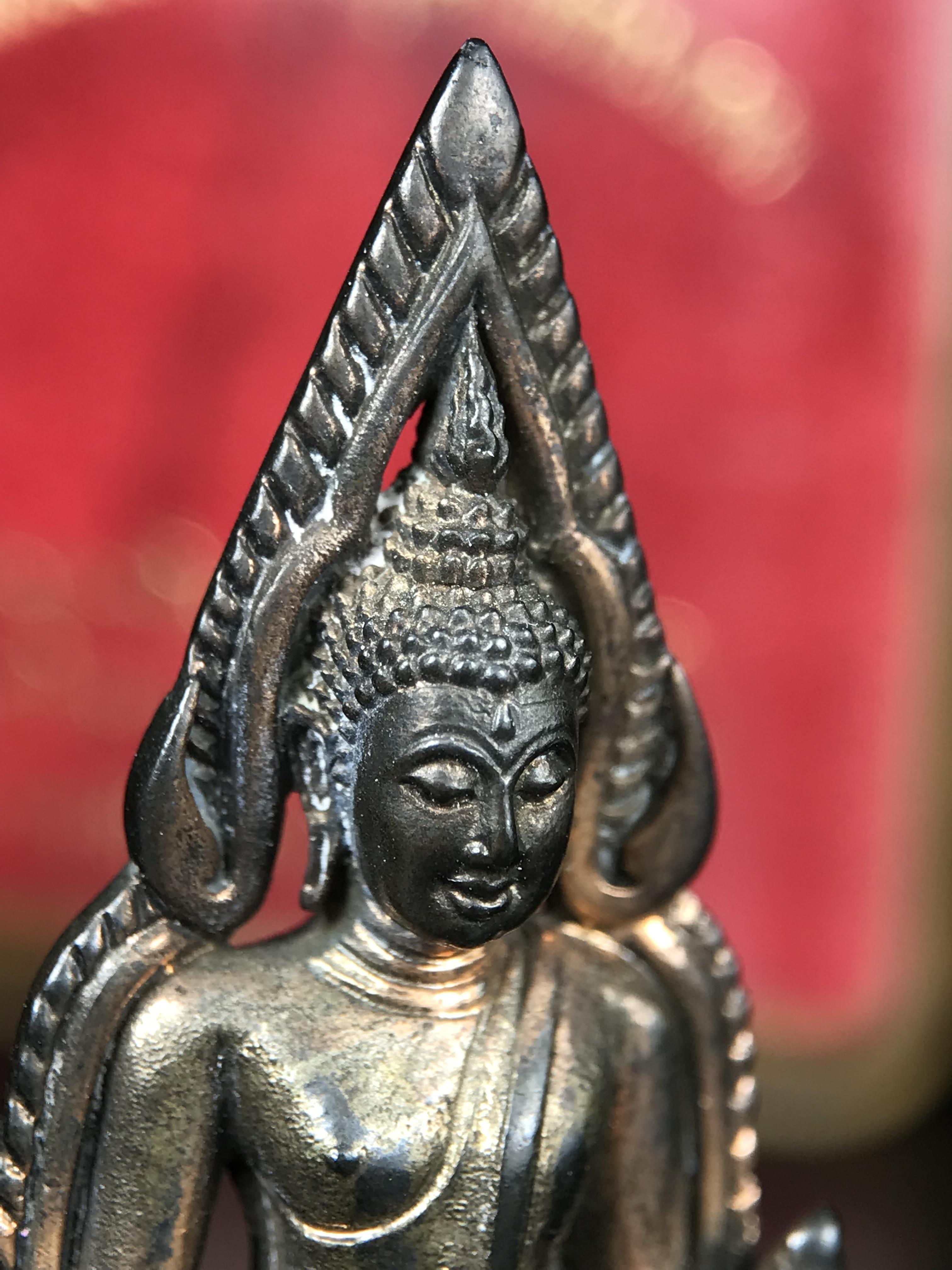 พระพุทธชินราชอินโดจีนมหาจักรพรรดิ อนุสรณ์ 100 ปี พิษณุโลกพิทยาคม (โรงเรียนชาย) พิธีจักรพรรดิมหาพุทธาภิเษก ปี 2542 เนื้อนวโลหะ(เต็มสูตรแก่ทองคำ) พิธีใหญ่มวลสารดีเกจิอาจารย์ยอดนิยมร่วมปลุกเสก*** ตอกโค้ดและหมายเลข*** 1 ใน 999 องค์ ยอดนิยมหายาก