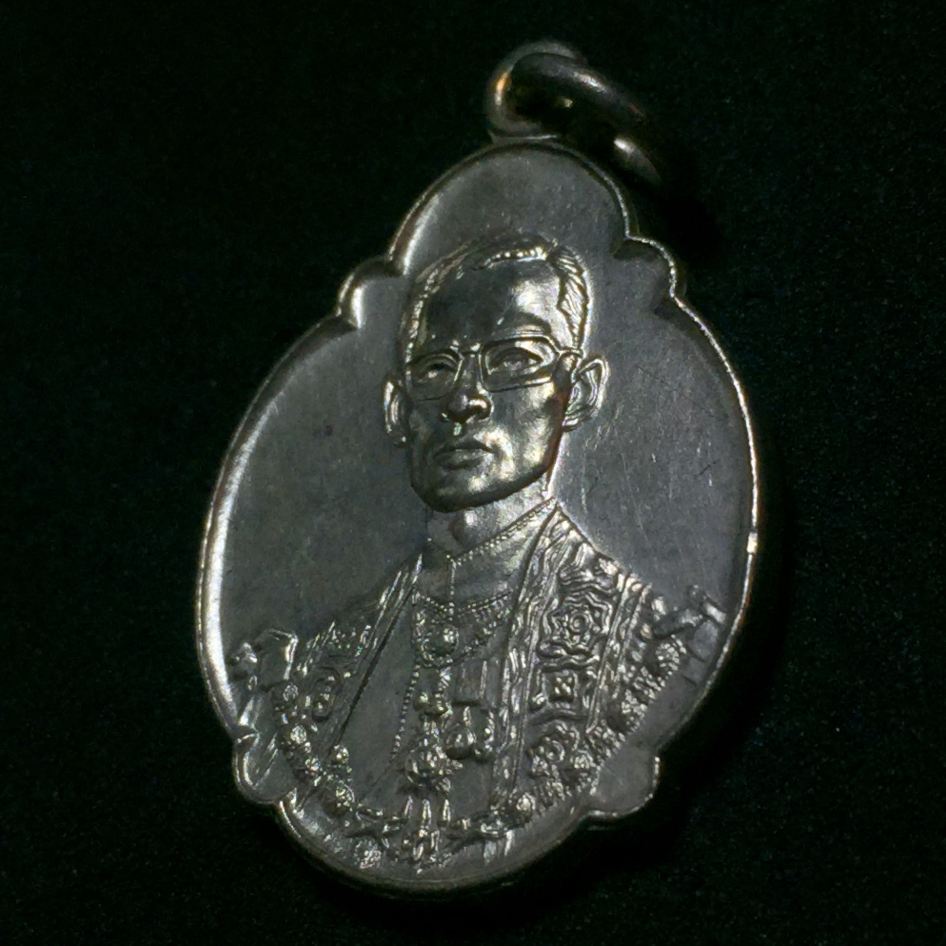 เหรียญ ร.9 ทรงเฉลิมพระชนมพรรษาครบ 4 รอบ ปี2518 เนื้อทองแดงกะไหล่เงิน(บล็อควงเดือนล่าง)นิยม