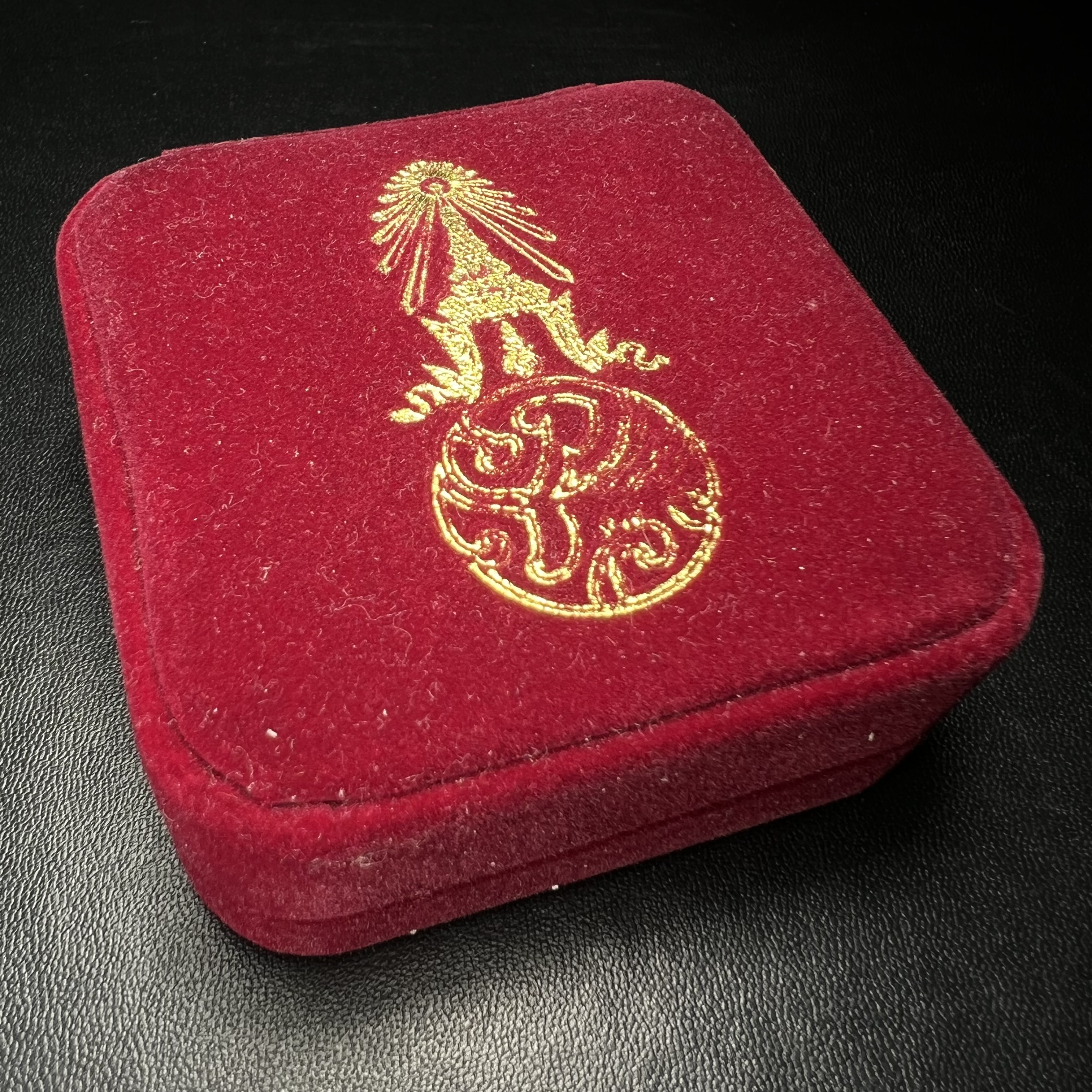 พระพุทธธรรมิกราชบพิตร ภปร. เฉลิมพระเกียรติ 2554 วัดบวรนิเวศวิหาร ขนาดสูง 4.5 ซม. เนื้อเงิน(ตอกโค๊ด Ag)(หายากพบเจอน้อยมาก)ผลิตโดย สำนักกษาปณ์ กรมธนารักษ์ พิธีพุทธาภิเษก ณ พระอุโบสถวัดบวรนิเวศวิหาร สภาพสวย กล่องบรรจุเดิมครบสมบูรณ์(1 ใน 2555 เหรียญ)หายาก