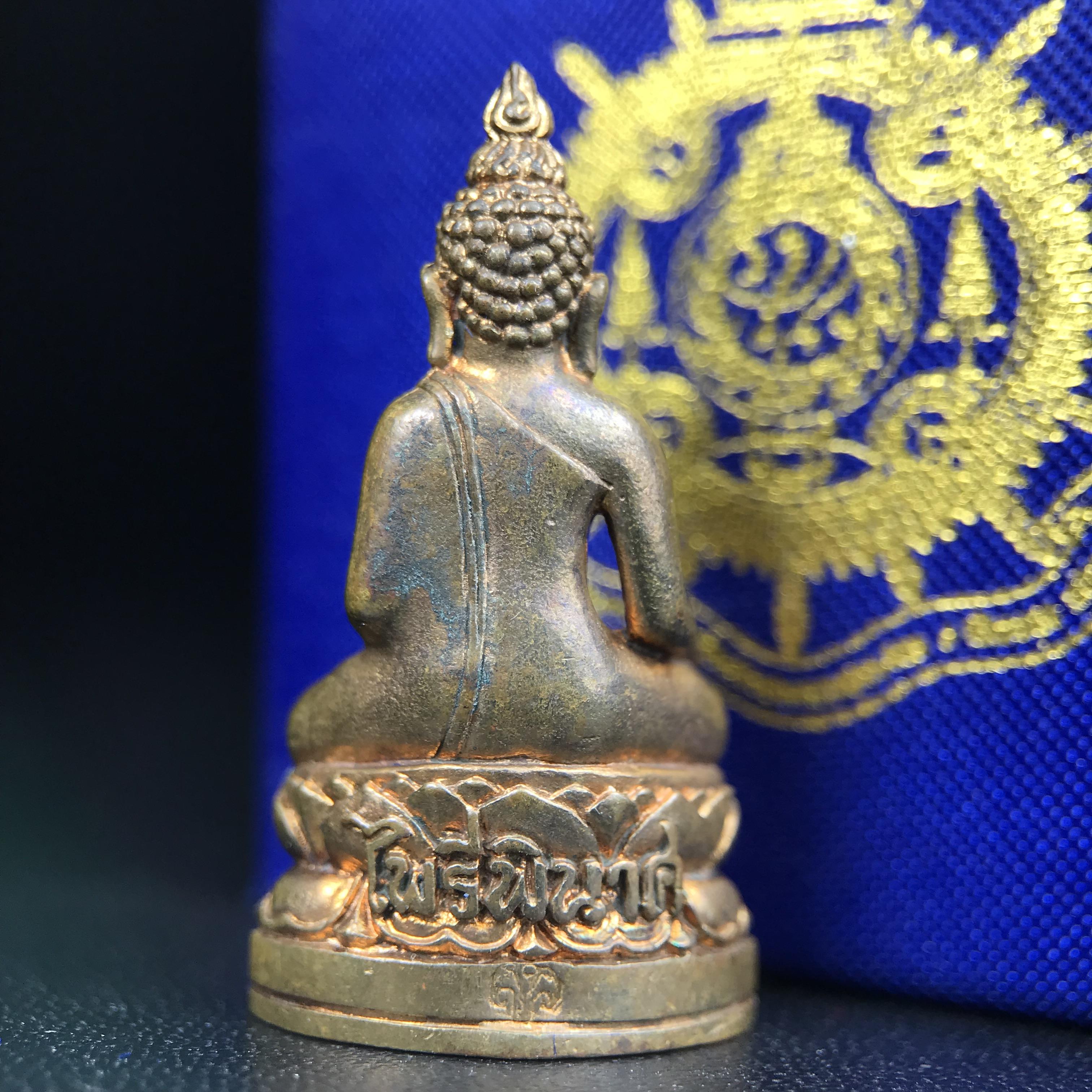 พระกริ่งไพรีพินาศ บรรจุเหล็กไหล ครั้งแรกและครั้งเดียวในประวัติศาสตร์ เฉลิมพระเกียรติ พระบาทสมเด็จพระเจ้าอยู่หัวรัชกาลที่9 พระชนมพรรษา 6 รอบ ปี2542 เนื้อสัมฤทธิ์(บรรจุเหล็กไหล)ดีนอก-ดีใน พิธีใหญ่ มวลสารเด่น (หายาก)