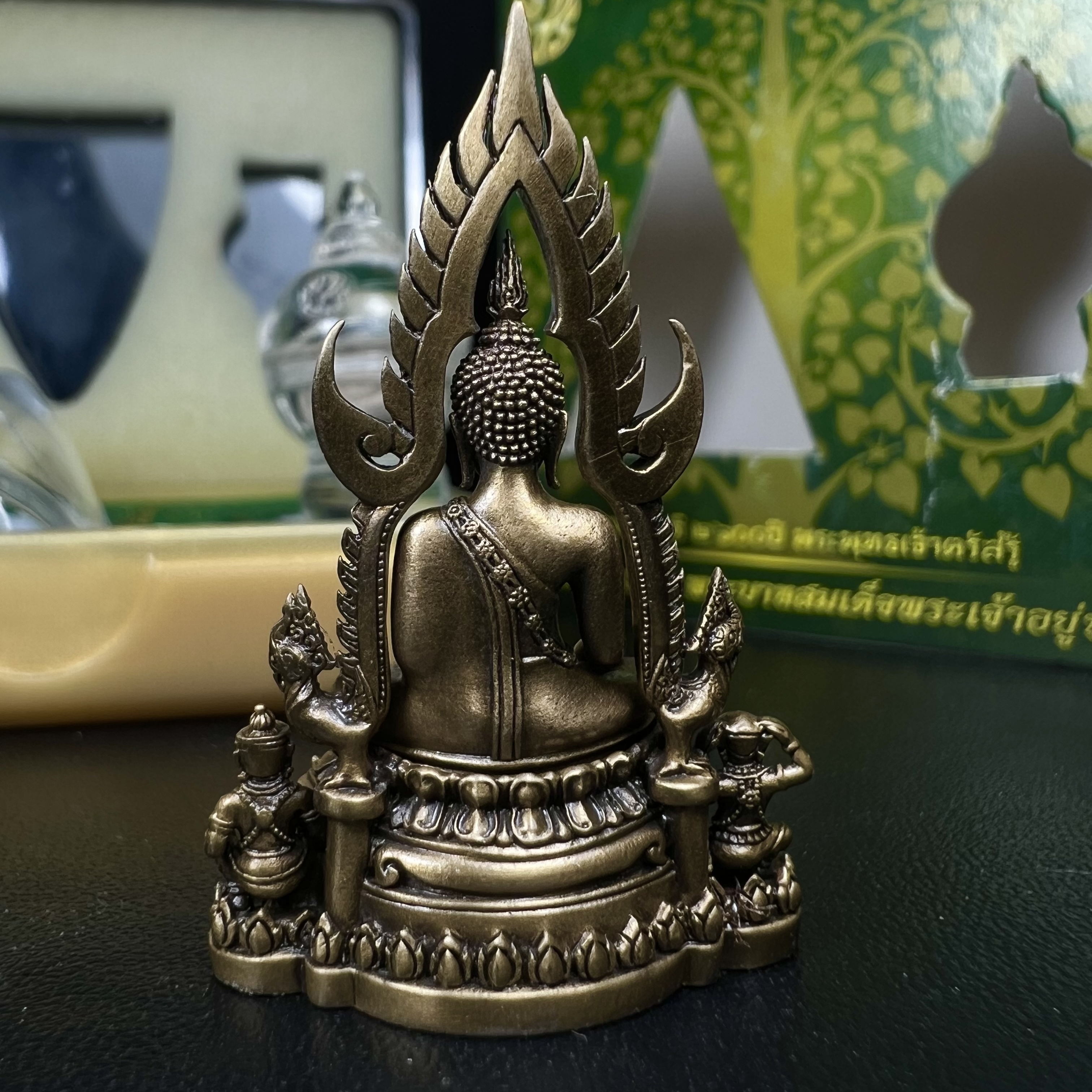 พระพุทธชินราช(จำลอง) ภปร. 84 พรรษา ปี 2554 เนื้อบรอนซ์รมดำซาติน พิมพ์กลางขนาดหน้าตัก 1/2 นิ้ว(พระราชทานมวลสาร จิตรลดาและเส้นพระเจ้า(เส้นผม)รัชกาลที่9)พุทธศิลป์ทรงคุณค่าอีกหนึ่งรุ่นยอดนิยม