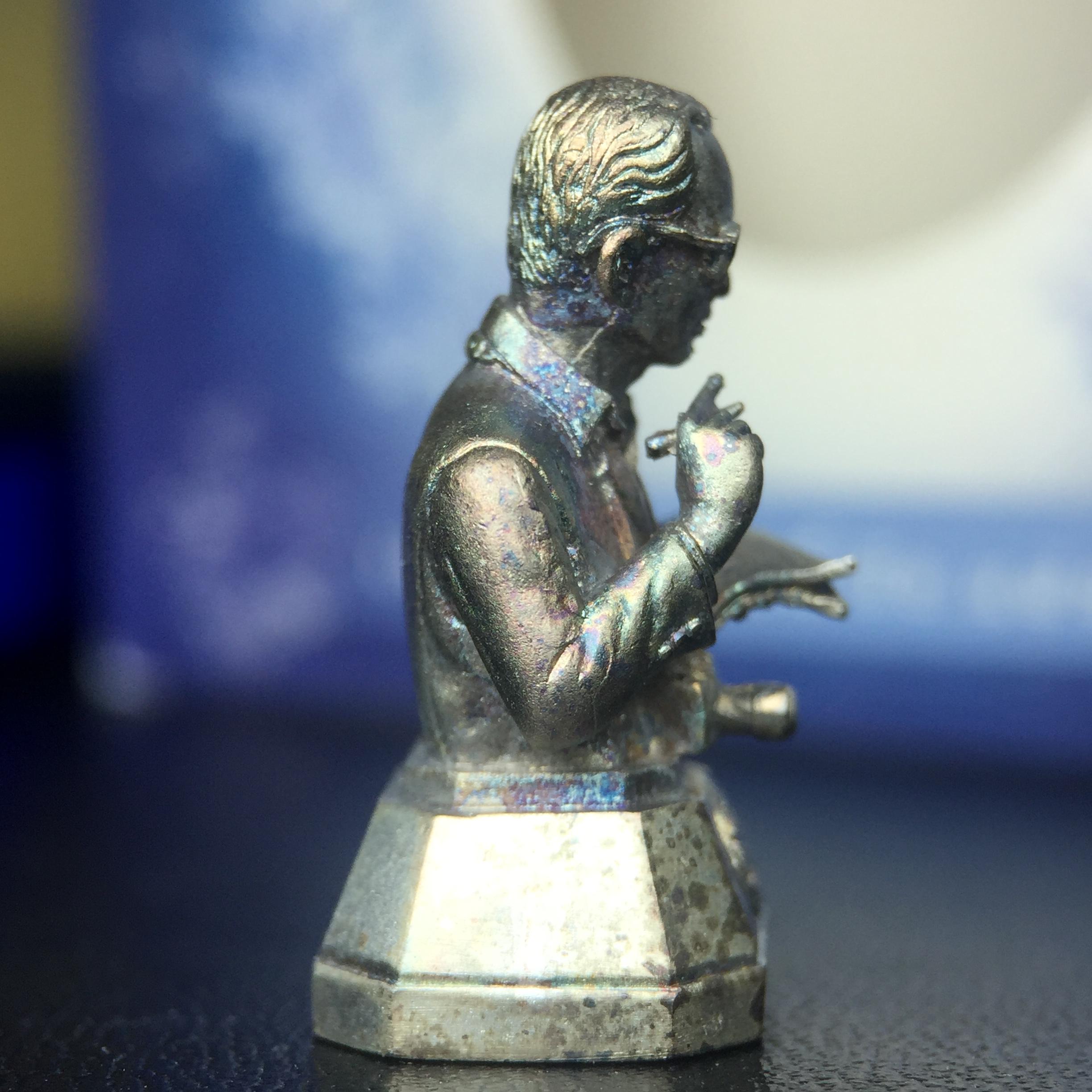 พระบรมรูปพระบาทสมเด็จพระเจ้าอยู่หัวรัชกาลที่ 9(ทรงงาน) ภปร. รุ่นเพราะแผ่นดินนี้คือแผ่นดินเกิด ปี 2551 ขนาดสูง 1 นิ้ว เนื้อเงิน(ผิวเดิมขึ้นสีรุ้งธรรมชาติสวยมาก)(ด้านหน้า ฐานพระบรมรูปฯ ประดิษฐานอักษรพระปรมาภิไธย ภ.ป.ร.)นิยมหายาก(1 ใน 5000 องค์)