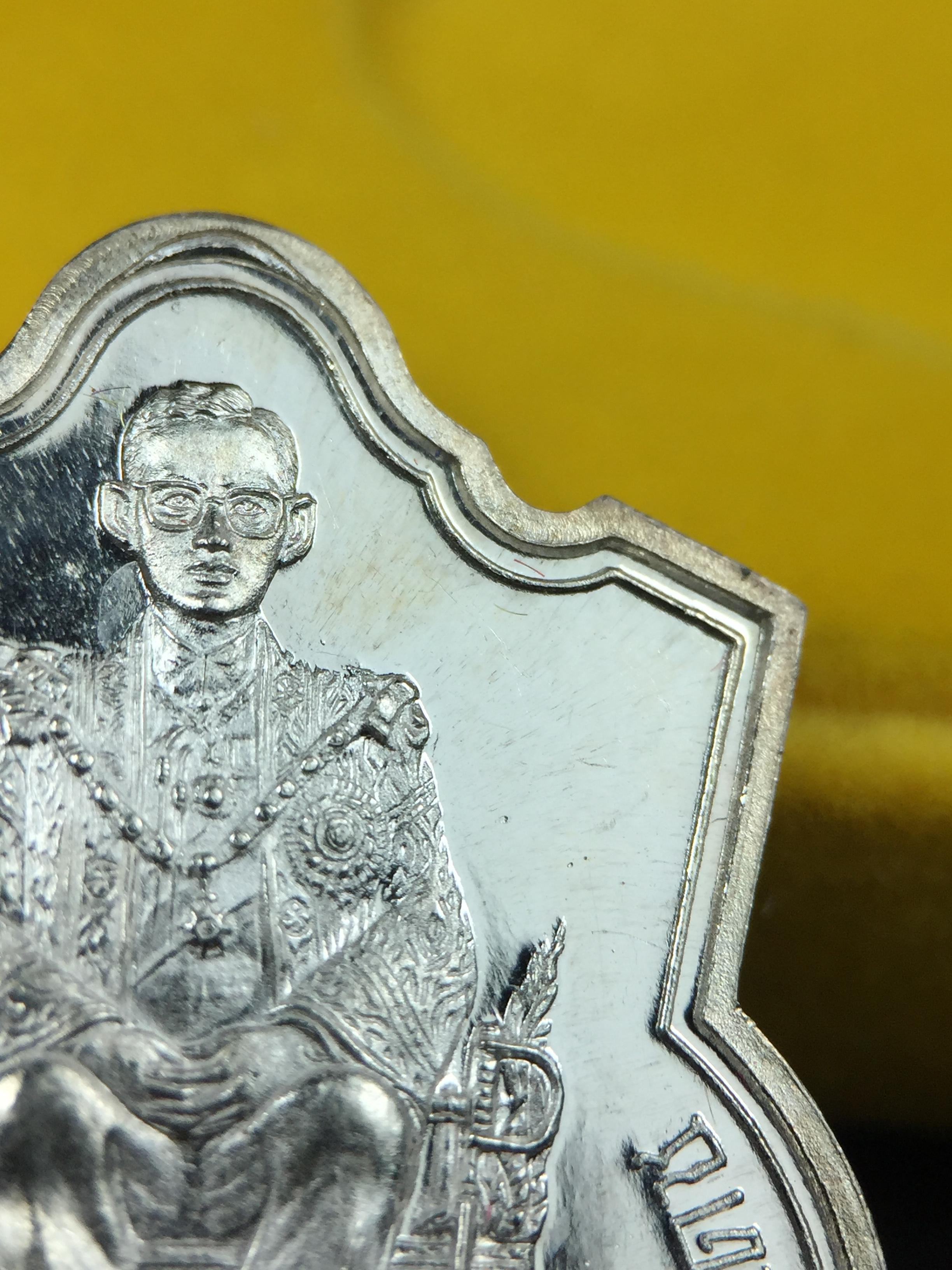 เหรียญพระบาทสมเด็จพระเจ้าอยู่หัว รัชกาลที่9ประทับนั่งบัลลังก์ กระทรวงมหาดไทยจัดสร้าง ปี2539 เนื้อเงินกล่องบรรจุเดิมสภาพสวย เนื้อเงินผิวกระจก สวยเดิม แบบนิยม หายาก