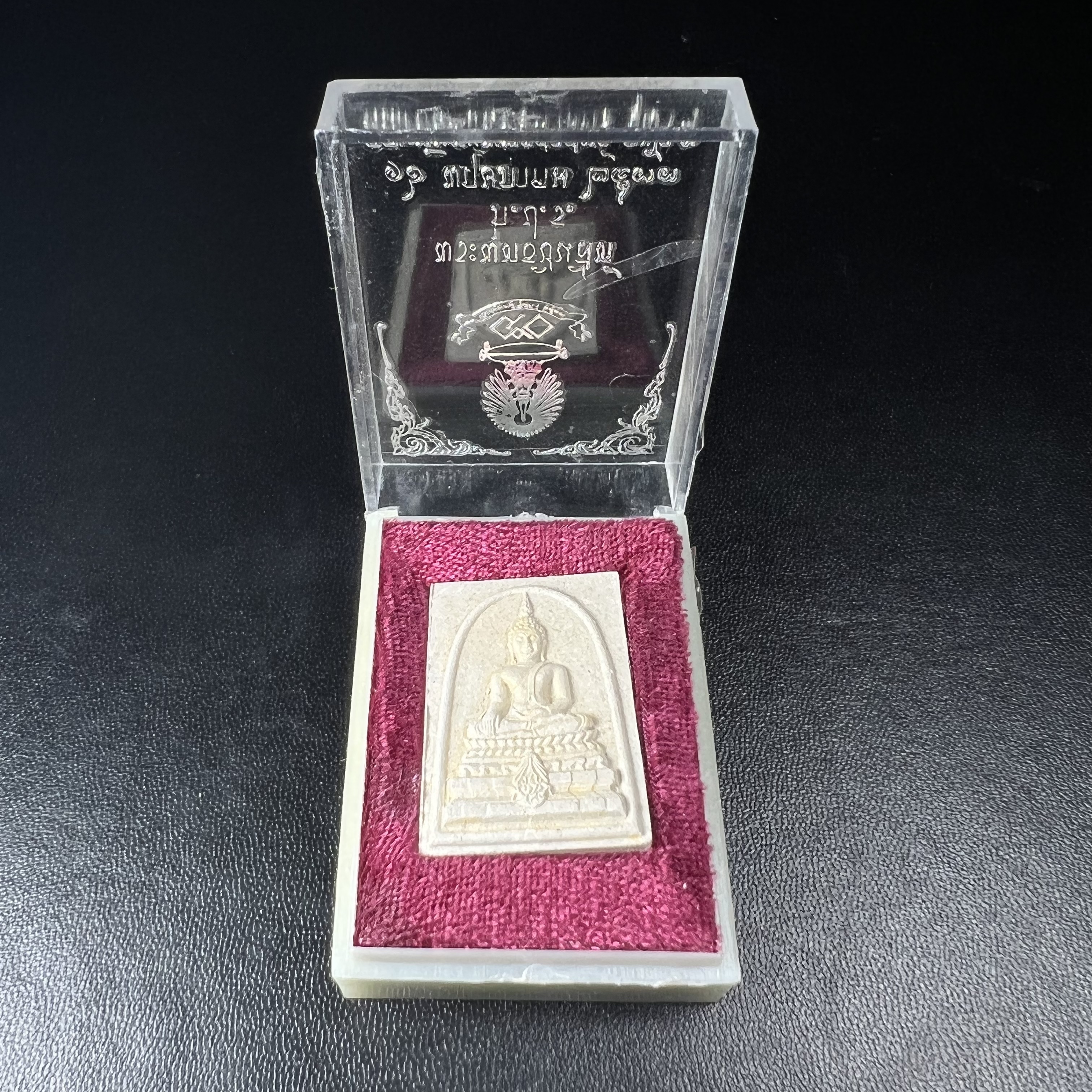 พระพุทธชินสีห์ ภปร. ทันโต เสฏโฐ ปี2533 พิมพ์ใหญ่(องค์นี้ด้านหลังบรรจุพลอยเสกมงคลชัดมาก) บรรจุพระทนต์ในหลวง รุ่นเดียวในประวัติศาสตร์ ****รุ่นนี้ขอแนะนำ****