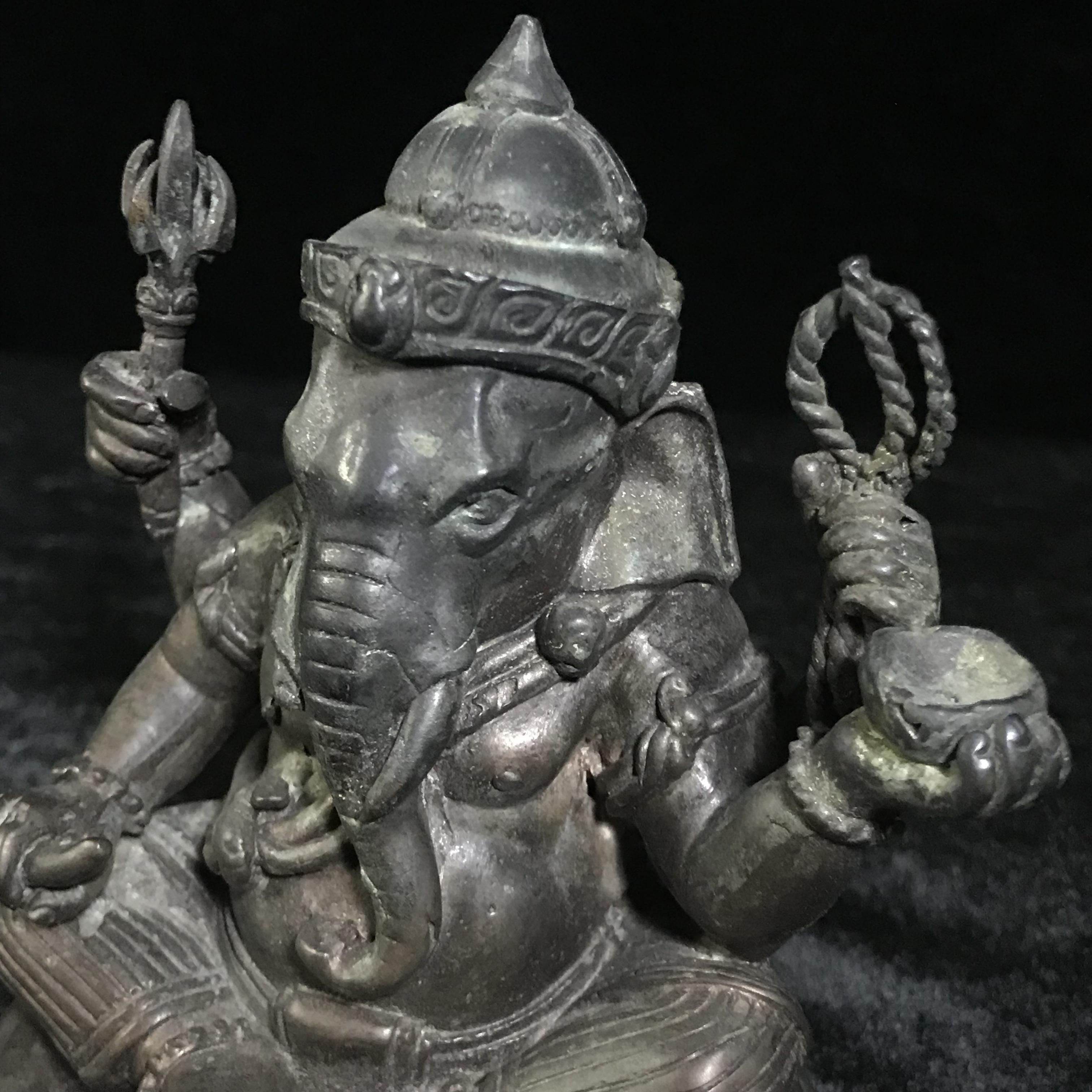 พระพิฆเนศ กรมศิลปากร ปี2547 ขนาดบูชาหน้าตัก 3 นิ้ว โลหะผสมเนื้อดี มีโค๊ดหมายเลขกำกับ (1 ใน 5000 องค์)